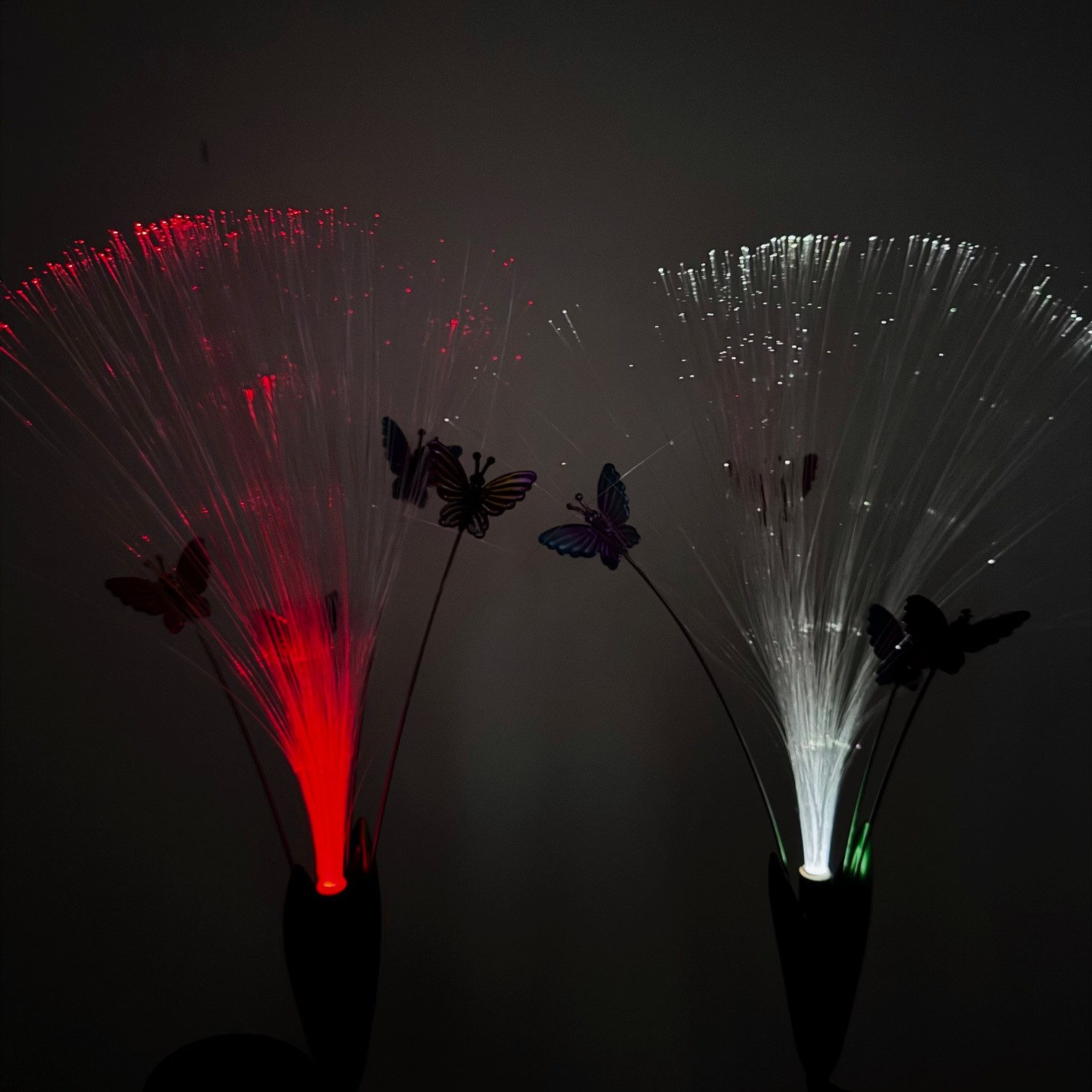 Online-Fuchs Gartenstecker mit LED-Solarbeleuchtung und bunten Schmetterlingen aus Metall (warmweiße Beleuchtung oder seichter Farbwechsel, 2er Set) farbenfrohe Dekoration für Garten, Terrasse und Balkon