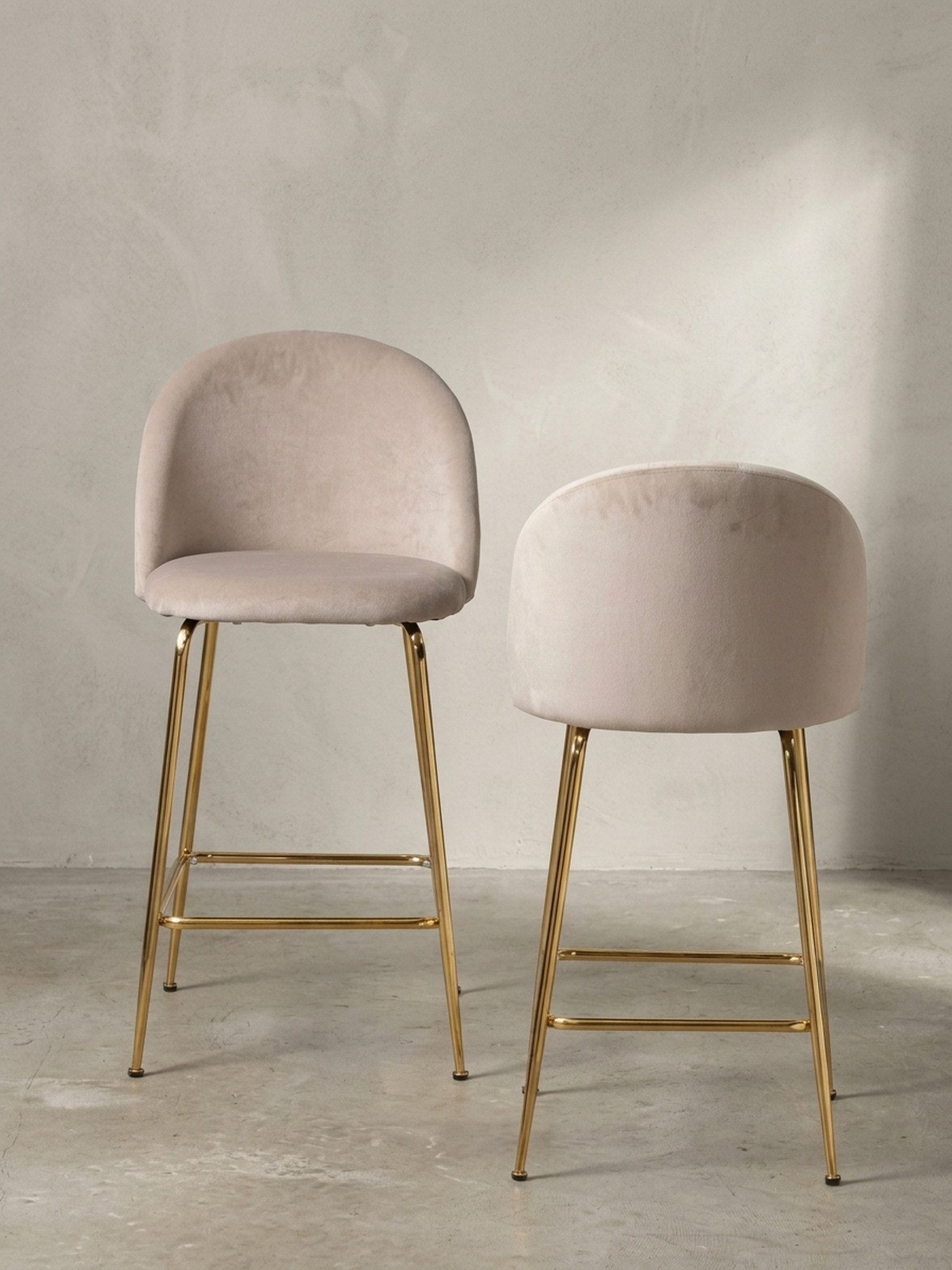 KADIMA DESIGN Barhocker 2er Set Barhocker Samt Beige Hocker mit Lehne & goldenen Beinen, (Tresenhocker, Bistrohocker Gepolstert), Küchenhocker Skandinavisch Stoff / Metall 110 kg, Design Barstuhl