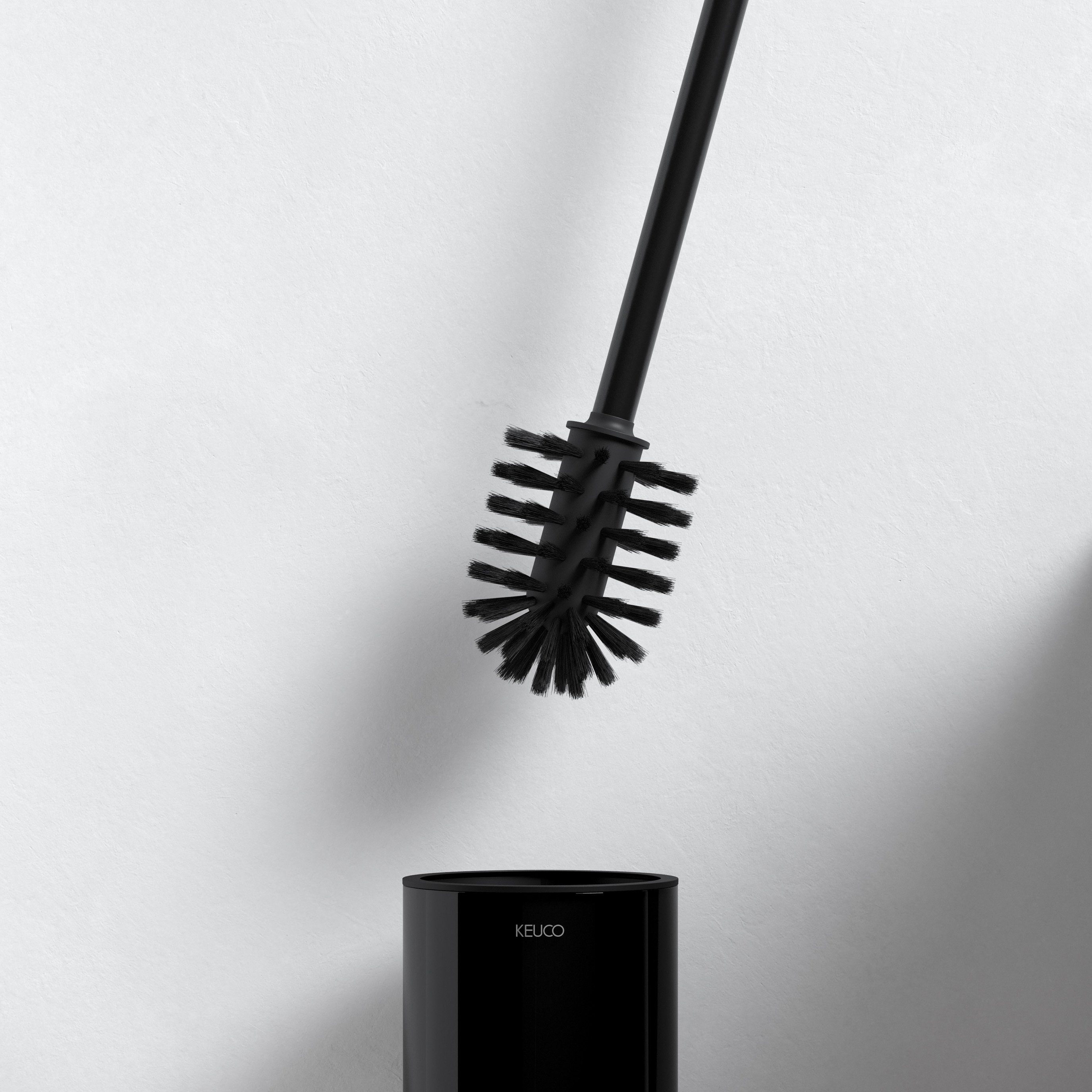 Keuco WC-Garnitur Reva mit Bürste und Kristallglas-Gehäuse, (Vormontiert), Metall schwarz, Made in Germany, mit Ersatzbürstenkopf, Wandmontage