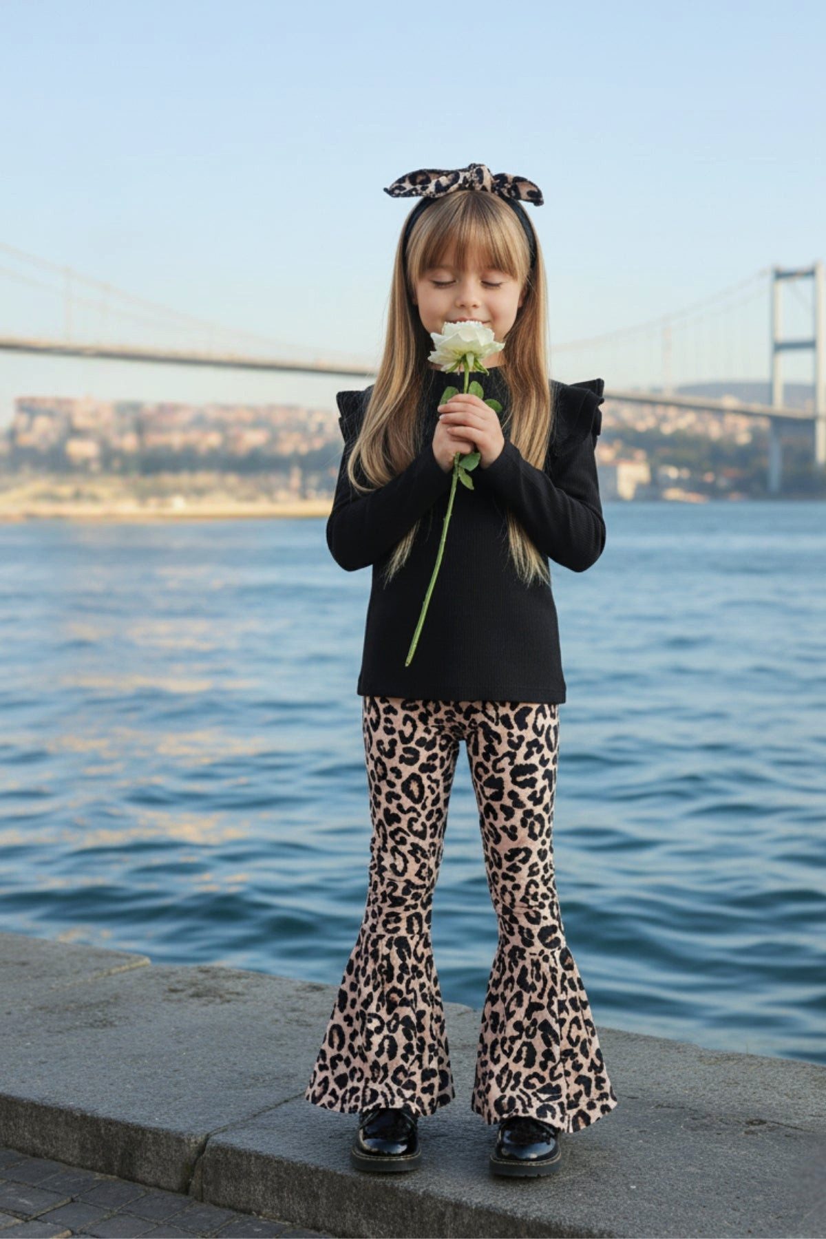 Parla Kids Shirt & Hose Schwarzes langarm Oberteil, Schlaghose und Haarband im Leopardenmuster – Bild 2 von 5