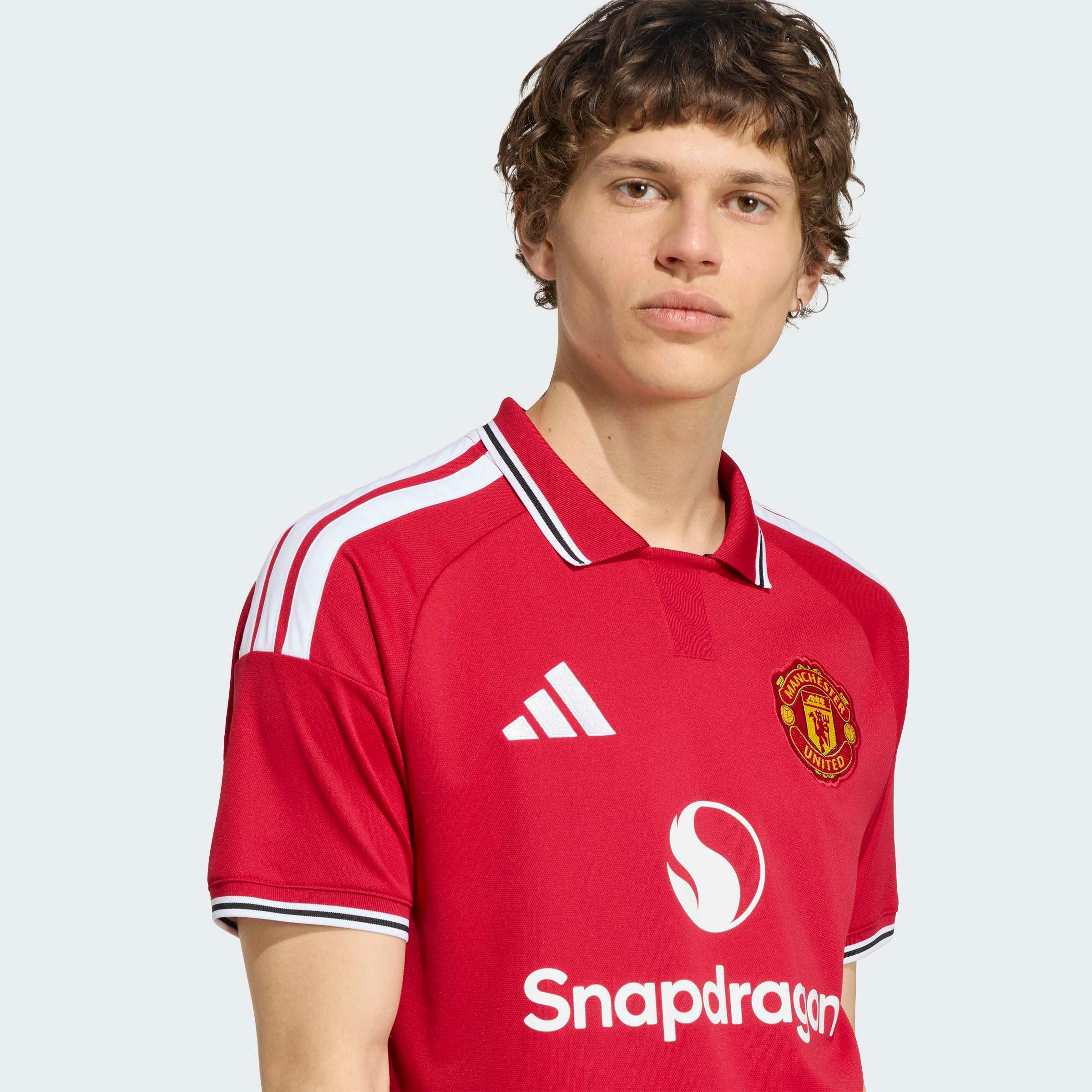 adidas Performance Fußballtrikot MUFC H JSY mit schmaler Passform, mit gestreiftem Kragen und Bündchen