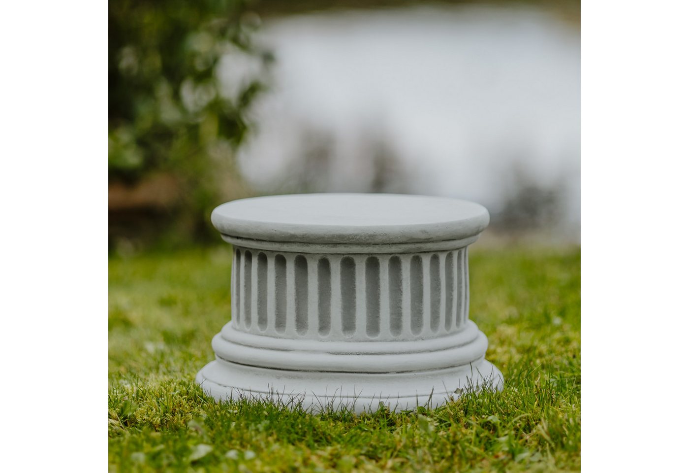 gartendekoparadies.de Gartensockel Sockel Podest mit Kanneluren rund, Steinsockel, H. 16 cm, 13 kg, 26x30x16 cm, Frostsicher