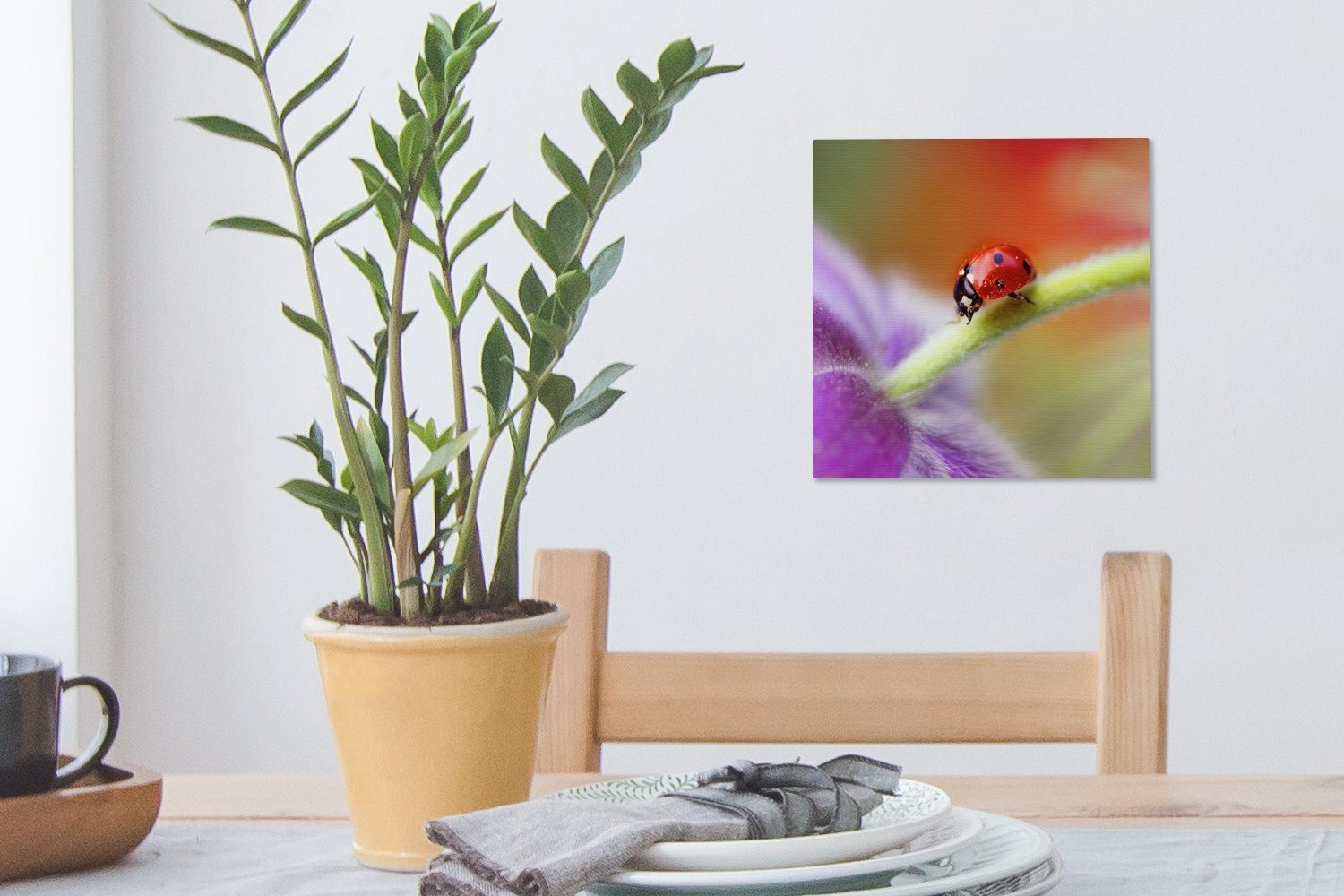 auf (1 Blume, Wohnzimmer Bilder Marienkäfer einer OneMillionCanvasses® Schlafzimmer Leinwandbild St), für Leinwand lila