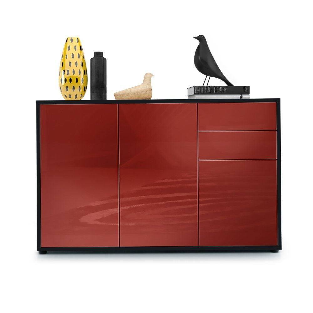 Vladon Kommode Ben V3 (Kommode, mit 3 Türen und 2 Schubladen), Schwarz matt/ Bordeaux Hochglanz (117 x 74 x 36 cm)