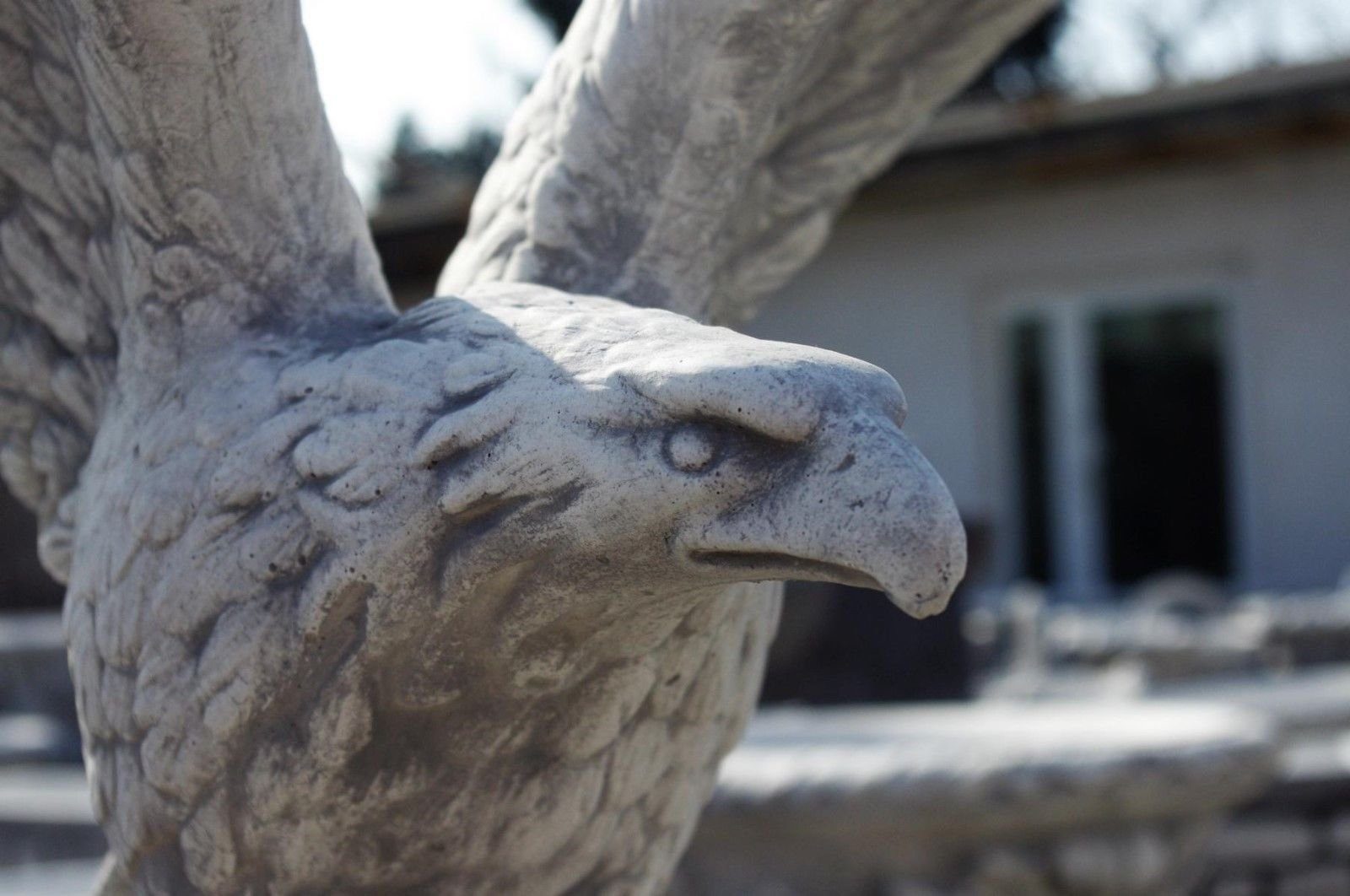 Antikes Wohndesign Gartenfigur Adler mit Grau Höhe: Greifvogel - Falke Standsäule Steinadler Weiß