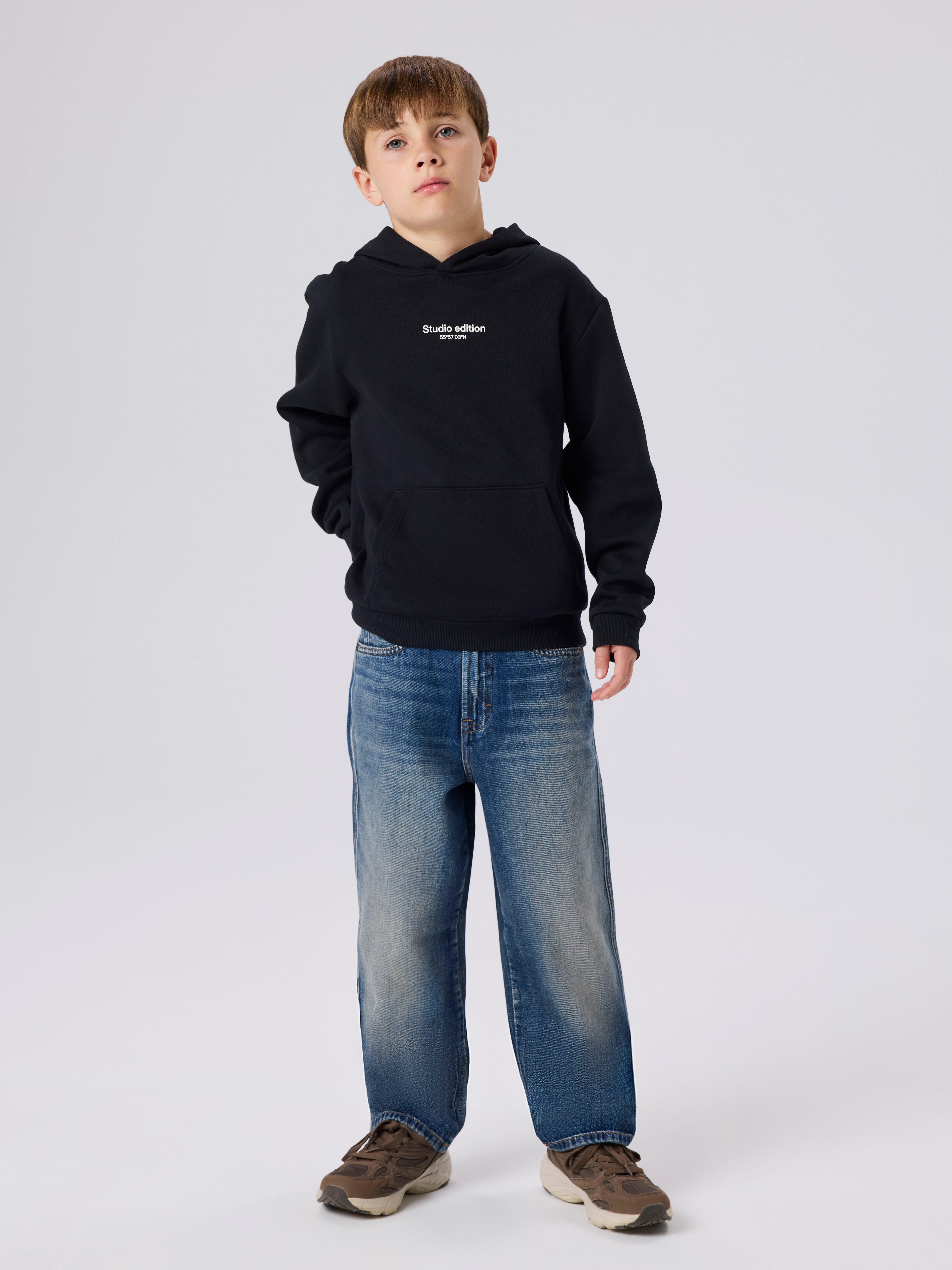 Name It Kapuzensweatshirt NKMBRODY LS NREG SWEAT WH BRU NOOS mit kleinem Logoprint