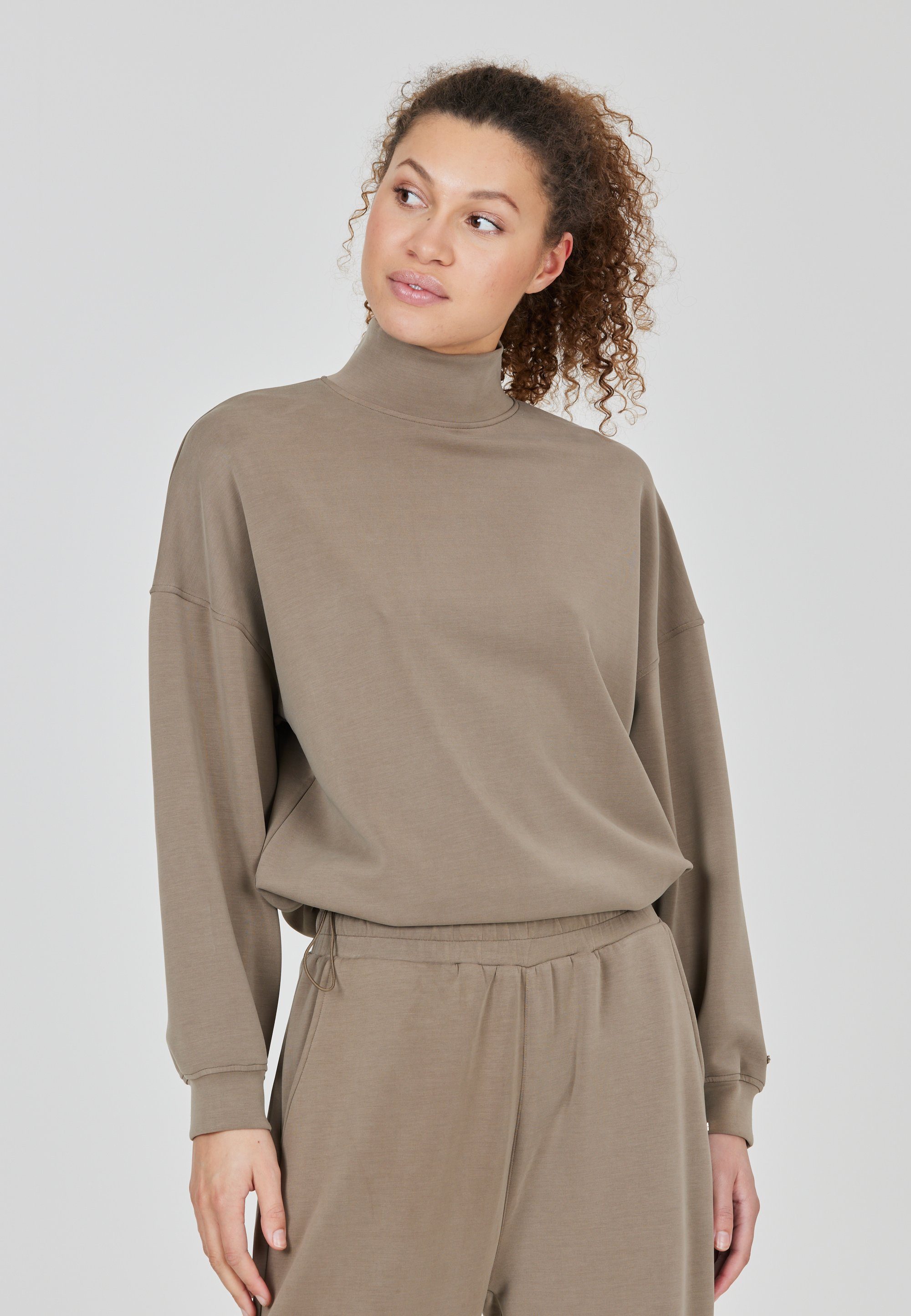 ATHLECIA Sweatshirt Paris mit hohem Kragen und Tragekomfort camelfarben