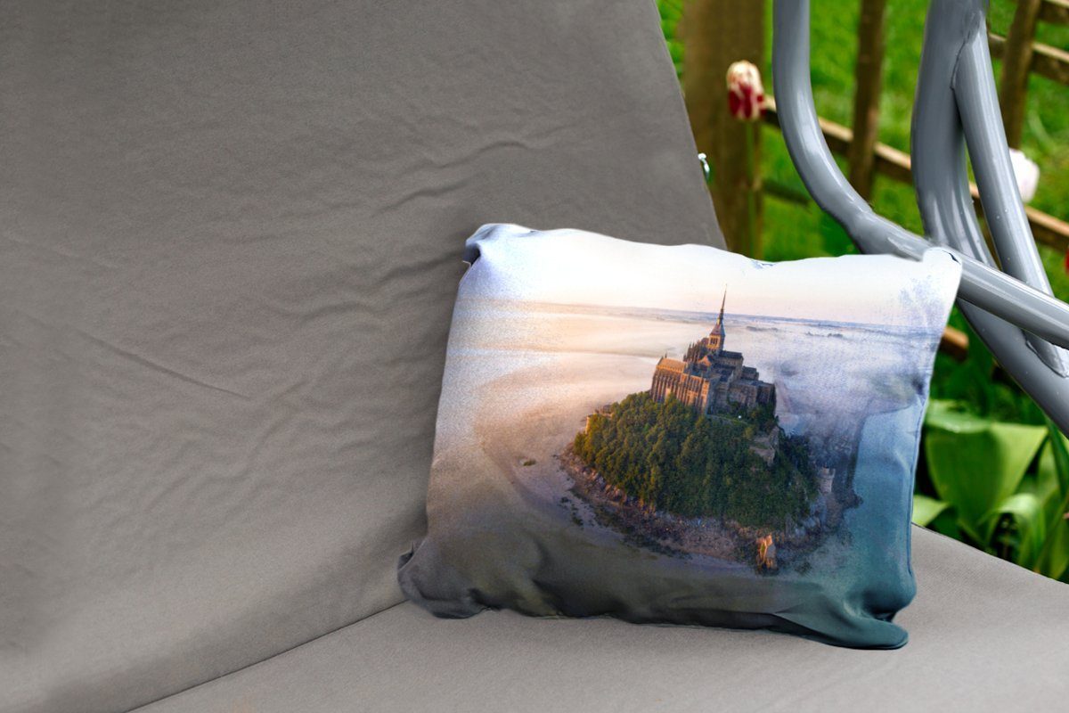 Kissenhülle Dekokissenbezug, - Polyester, - MuchoWow Outdoor-Dekorationskissen, Nebel, Schloss Dekokissen Frankreich