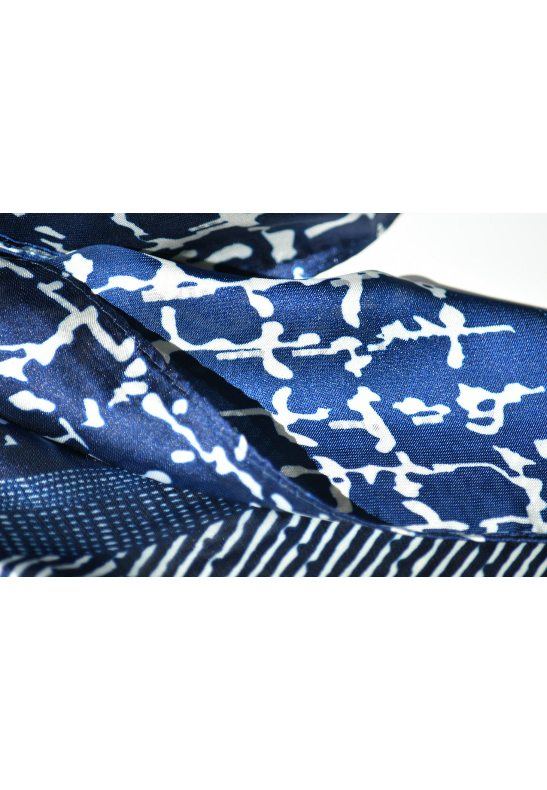 Blue Chilli Schal Stilvoller für Design2 Seide, jedes Frauen, Outfit Hochwertiger für Schal aus Party, bedruckter Eleganz Modedesigner Seidenschal Kopftuch
