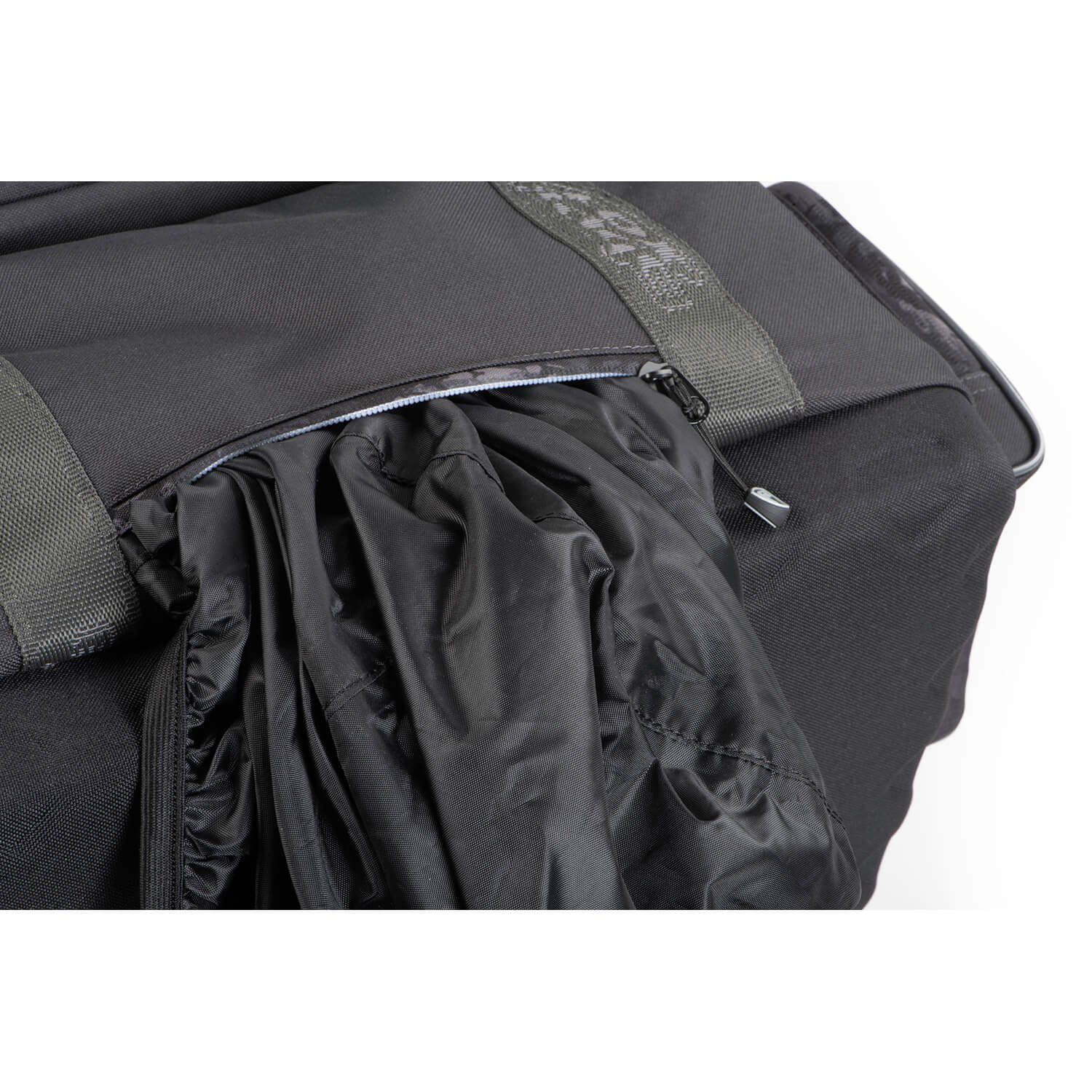 Fox Rage Reisetasche Fox Rage Voyager Camo Large Carryall Reisetasche, Komplett mit Tackleboxen bestückt, Hochrobuste Camo-Tarnreißverschlüsse, 3D-gepolsterter Schultertragegurt, EVA-Handtragegriffe, EVA-Taschenbasis, Federzugbefestigung für Werkzeuge, Klettgesicherte Halterung für Zangen, Schützende Hartschalenaußentasche für die Polarisationsbrille