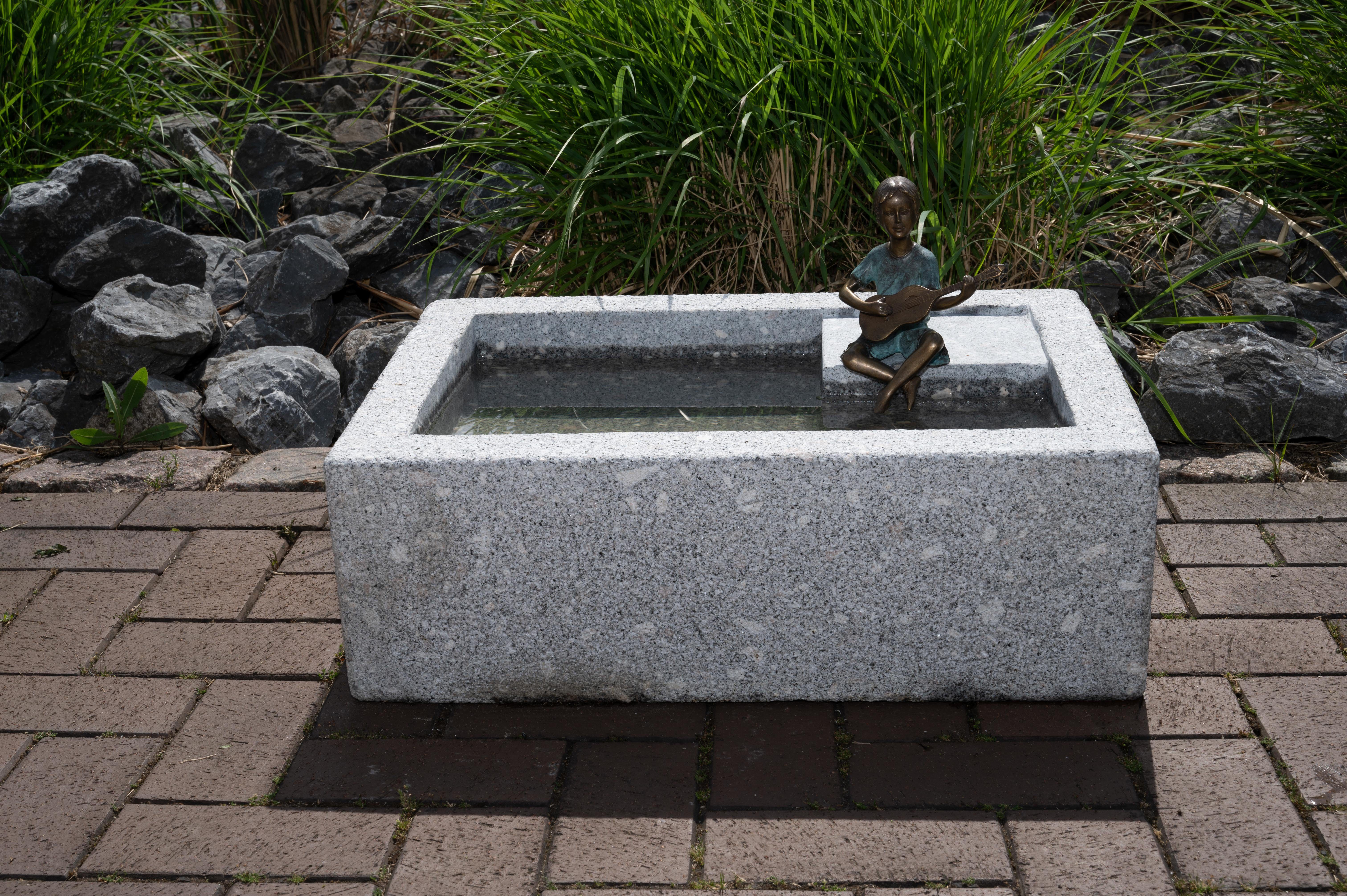 IDYL Gartenbrunnen Granit Vogeltränke II. Wahl mit leichter Beschädigung, Granit ein Naturprodukt sehr robust witterungsbeständig.