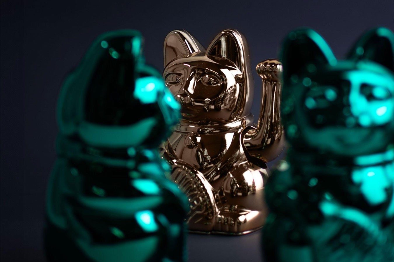 daslagerhaus living Kosmetiktasche Winkekatze Lucky Cat Cosmic shiny platin