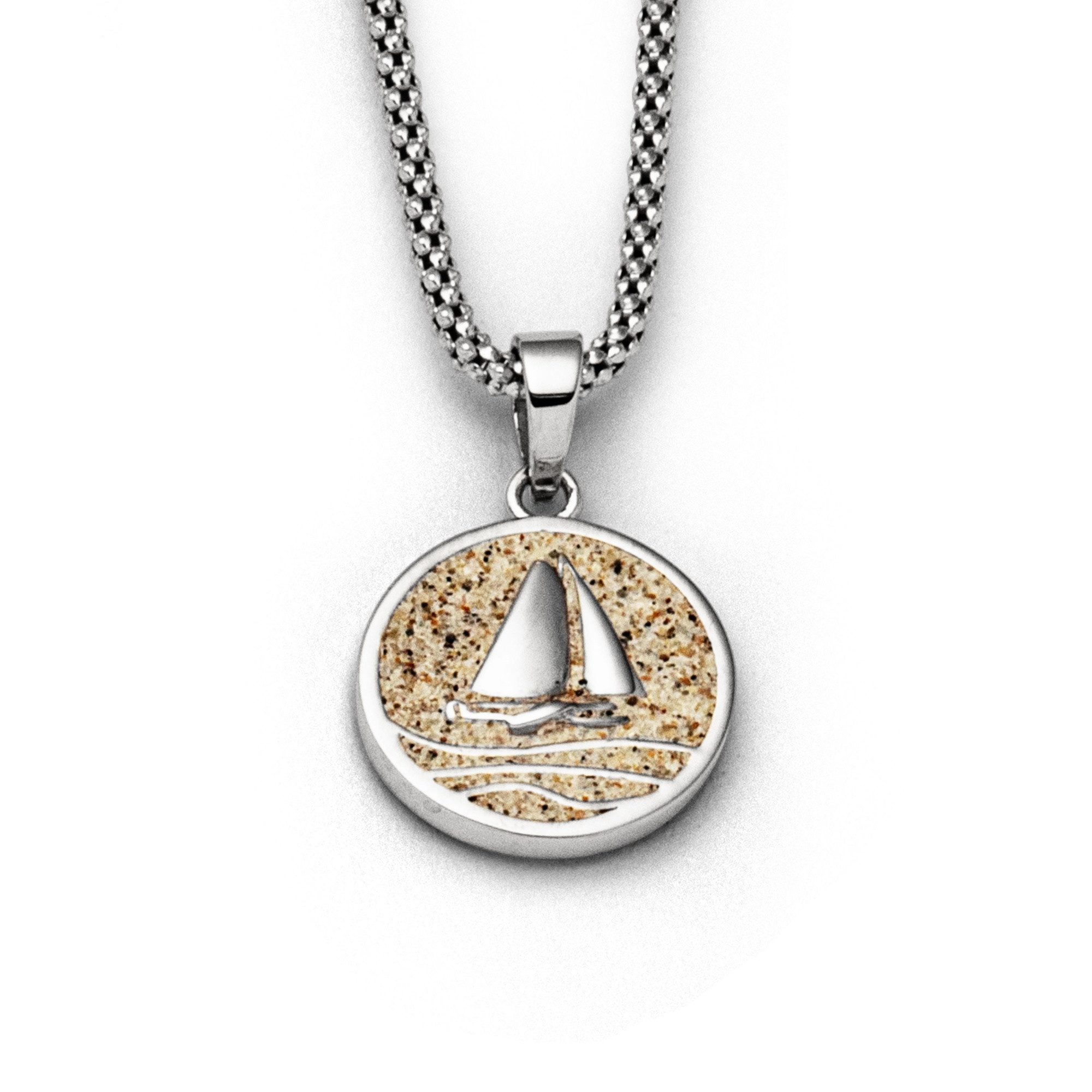 DUR Kettenanhänger P3709 – „Ahoi“-Schriftzug aus 925er Silber mit Strandsand, Ø 15 mm, maritimer Schmuck für Meerliebhaber