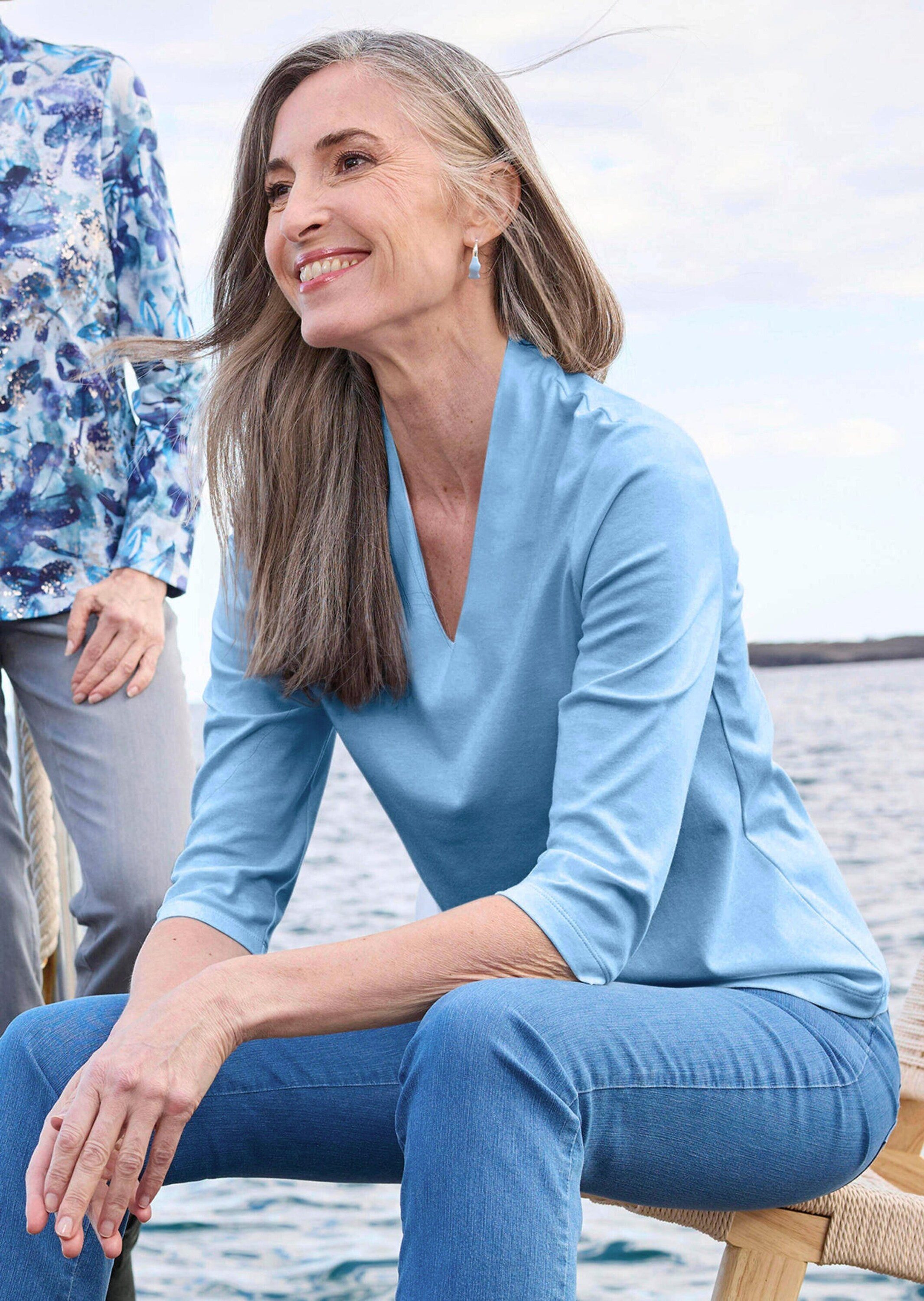 GOLDNER Print-Shirt Elegantes Basic-Shirt mit V-Ausschnitt Zeitloses Halbarmshirt mit schmeichelndem Ausschnitt, reine Baumwolle