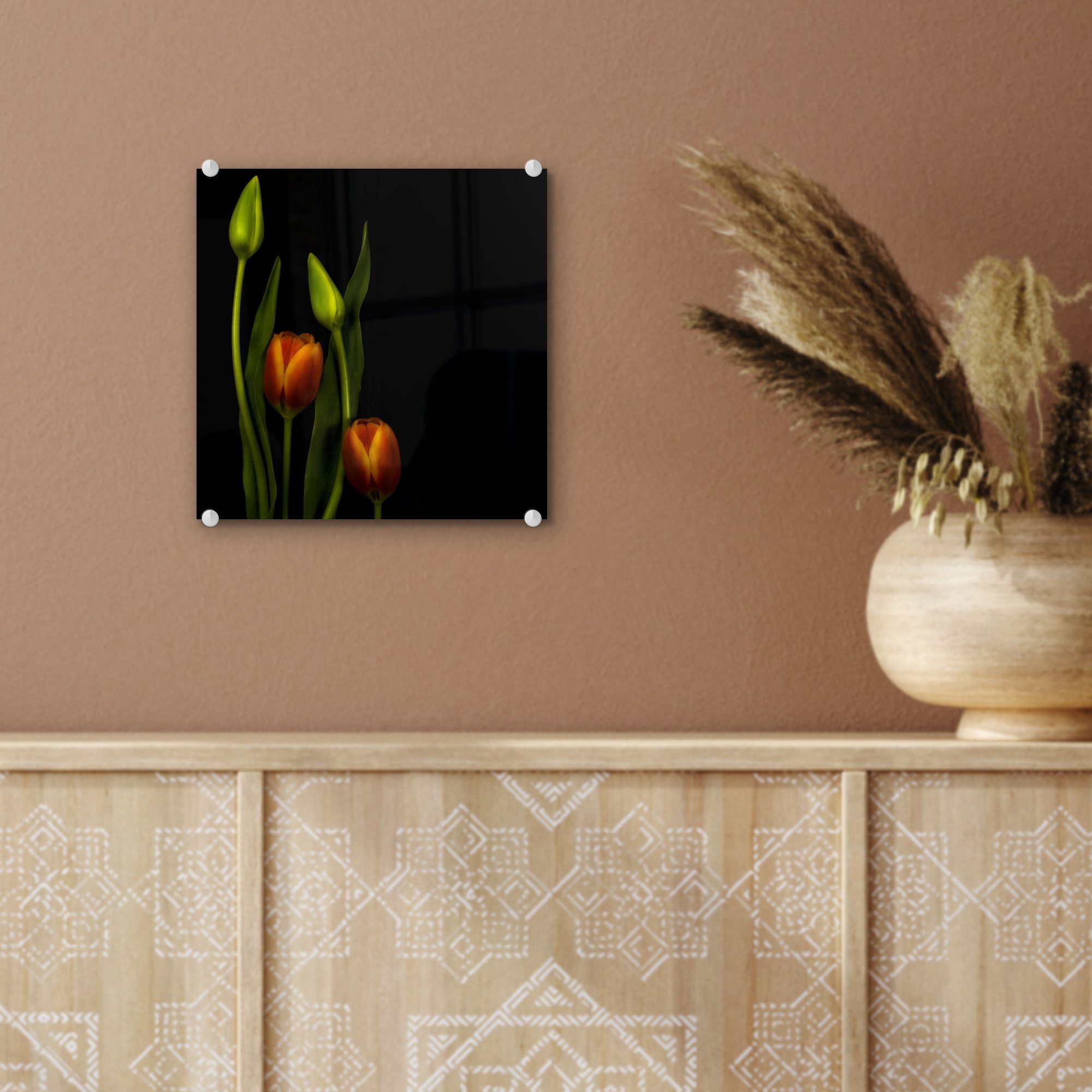 Foto MuchoWow Acrylglasbild Glasbilder Glas Hintergrund, Bilder St), Wandbild (1 Orangefarbene schwarzen auf - Wanddekoration einem Tulpen - vor Glas und Tulpenknospen - auf