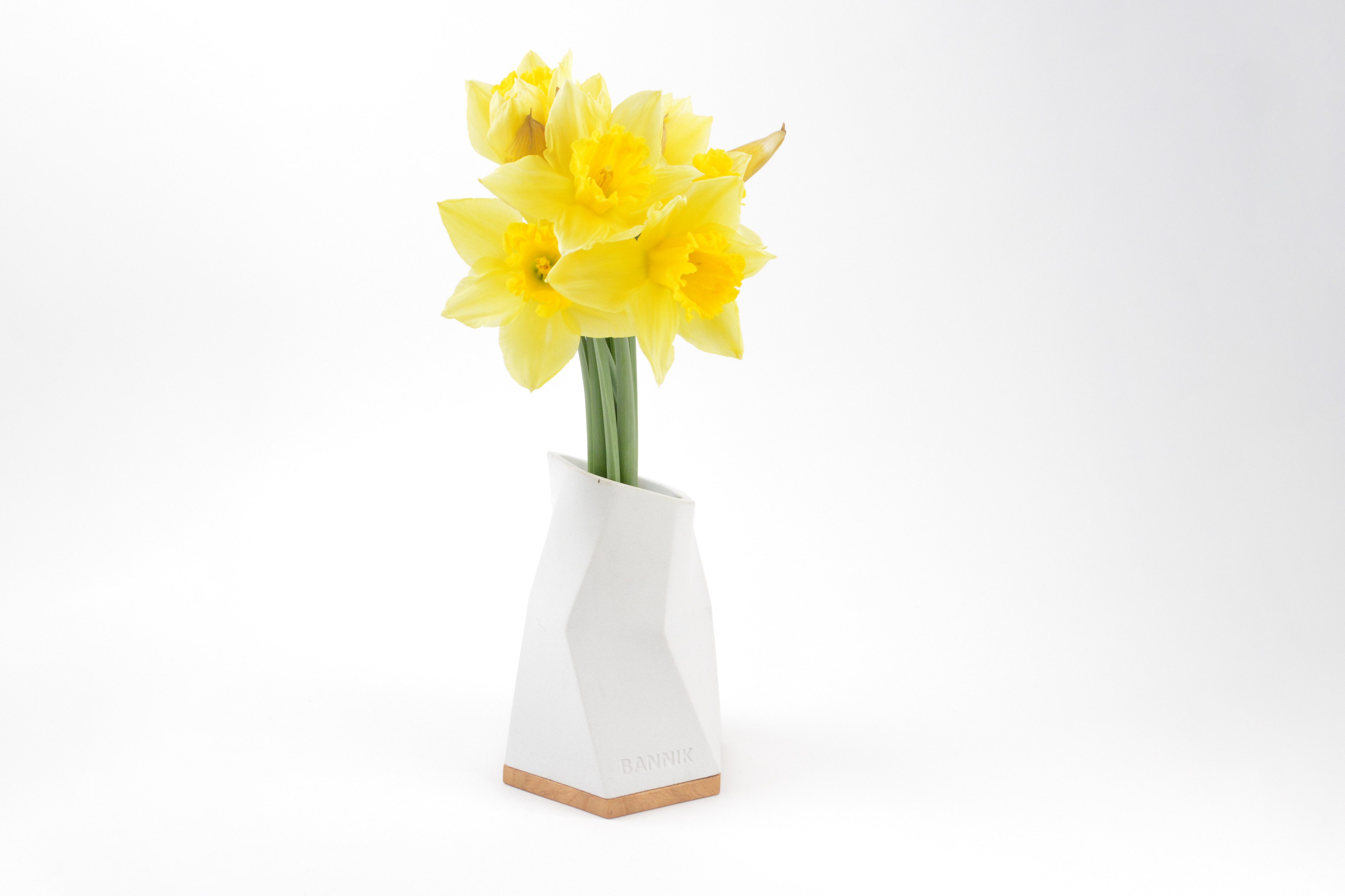 Bannik Dekovase Betonvase Polygon 15cm, Moderne Betonvase mit Holzsockel, 15 cm hoch, handgefertigt