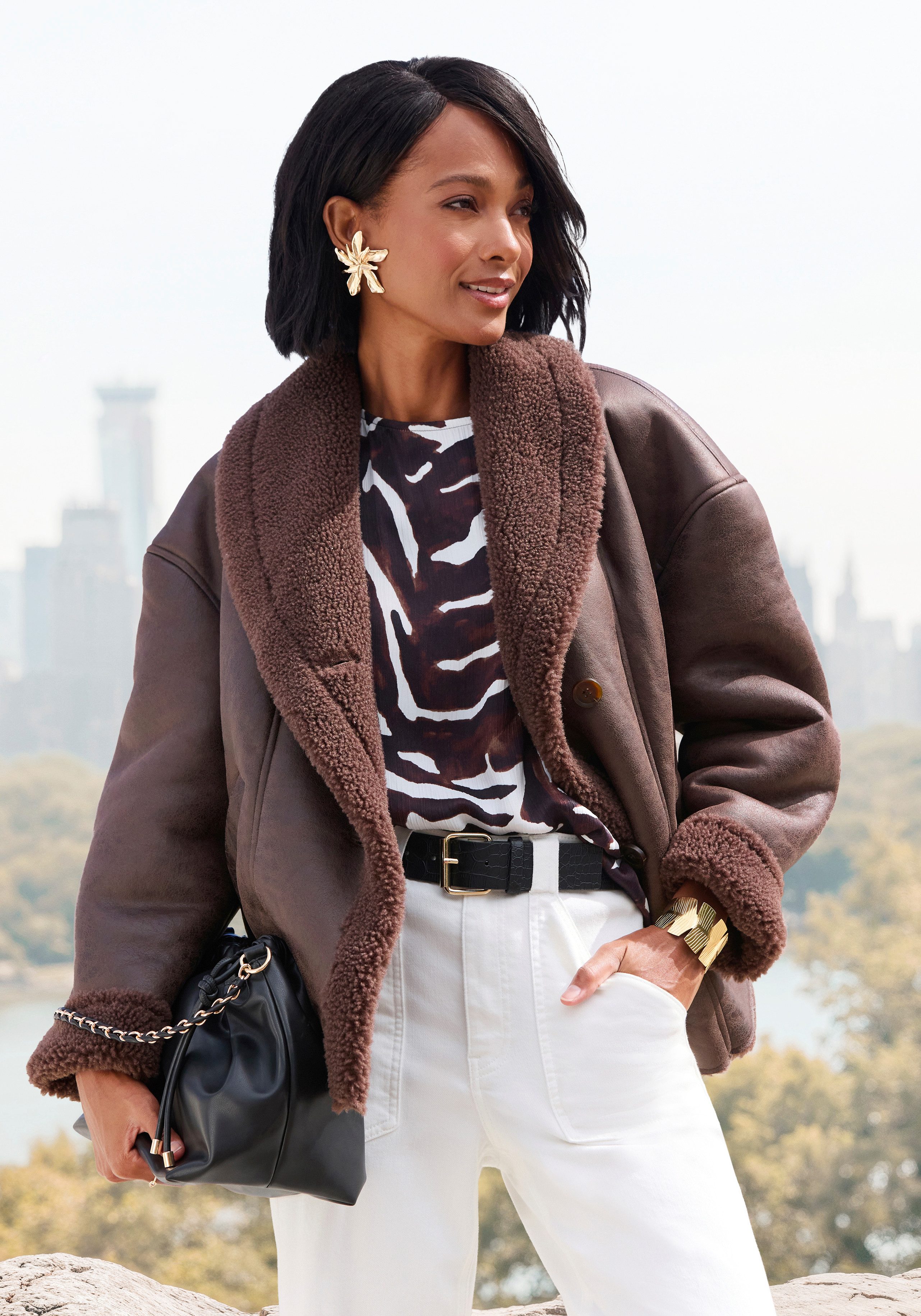 LASCANA Lederimitatjacke mit weichem Teddyfutter und Knopfleiste Kuschelige Übergangsjacke, Herbstjacke aus Kunstleder, Lammkunstfell