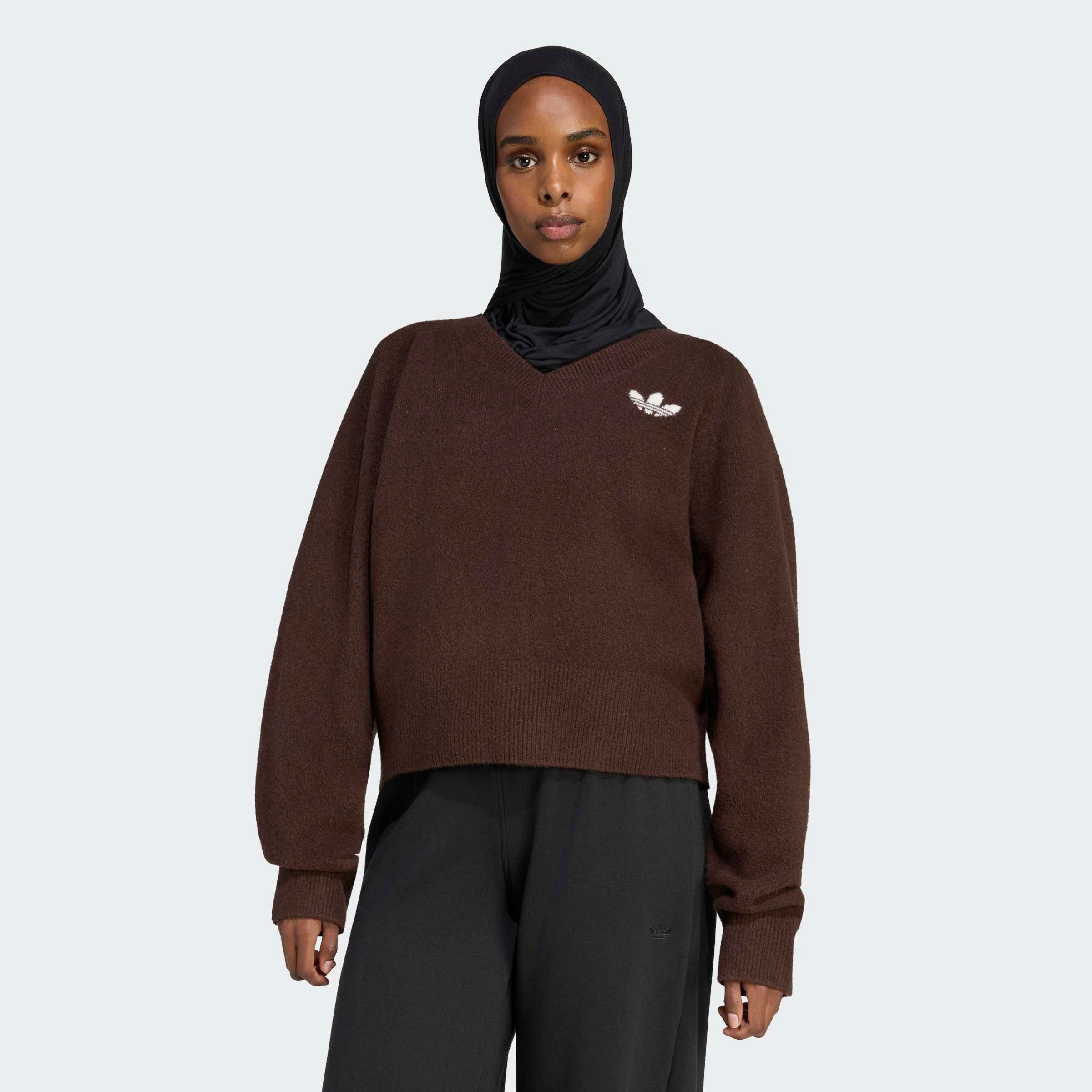 adidas Originals Sweatshirt ESSENTIALS, GESTRICKT, V-AUSSCHNITT, LANGÄRMELIG sportlicher Stil, mit Rundhalsausschnitt, lockere Passform