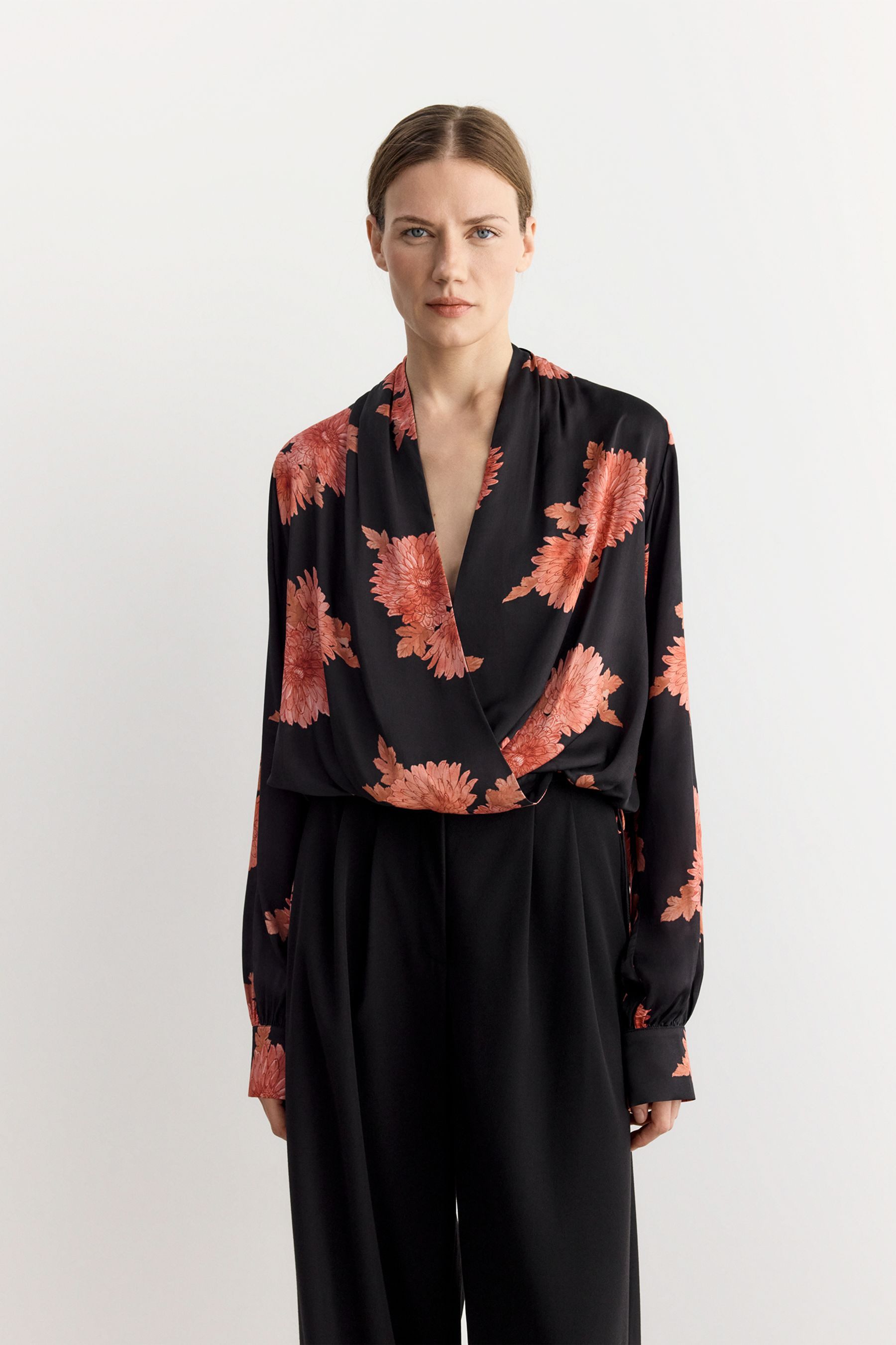 Bhoem Langarmbluse BHOEM Langarmbluse aus Satin mit floralem Muster (1-tlg)