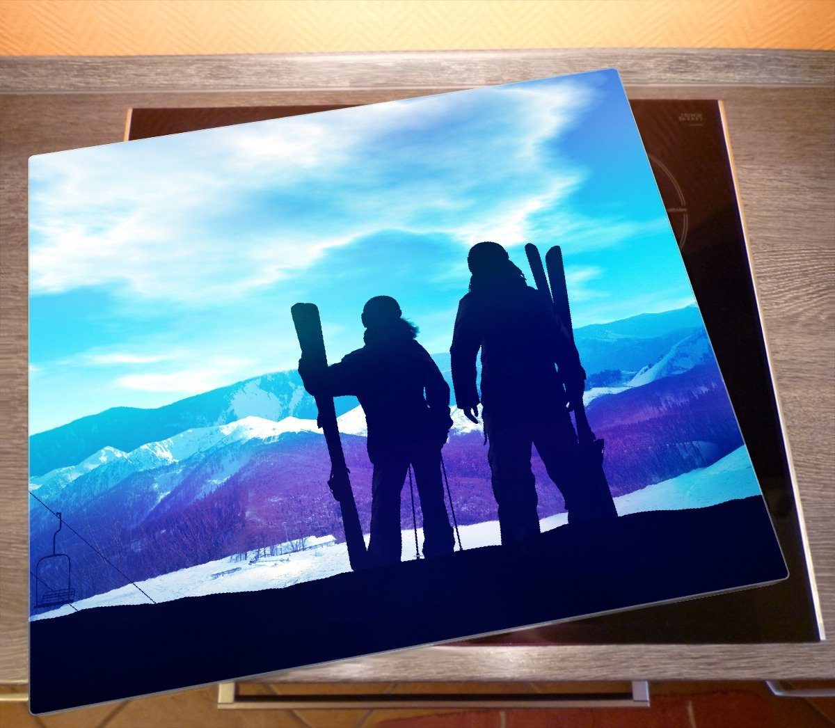 Wallario Herd-Abdeckplatte Zwei Ski-Fahrer Gebirgslandschaft, blicken eine (Glasplatte, verschiedene 5mm Noppen), 1 über ESG-Sicherheitsglas, inkl. Größen tlg