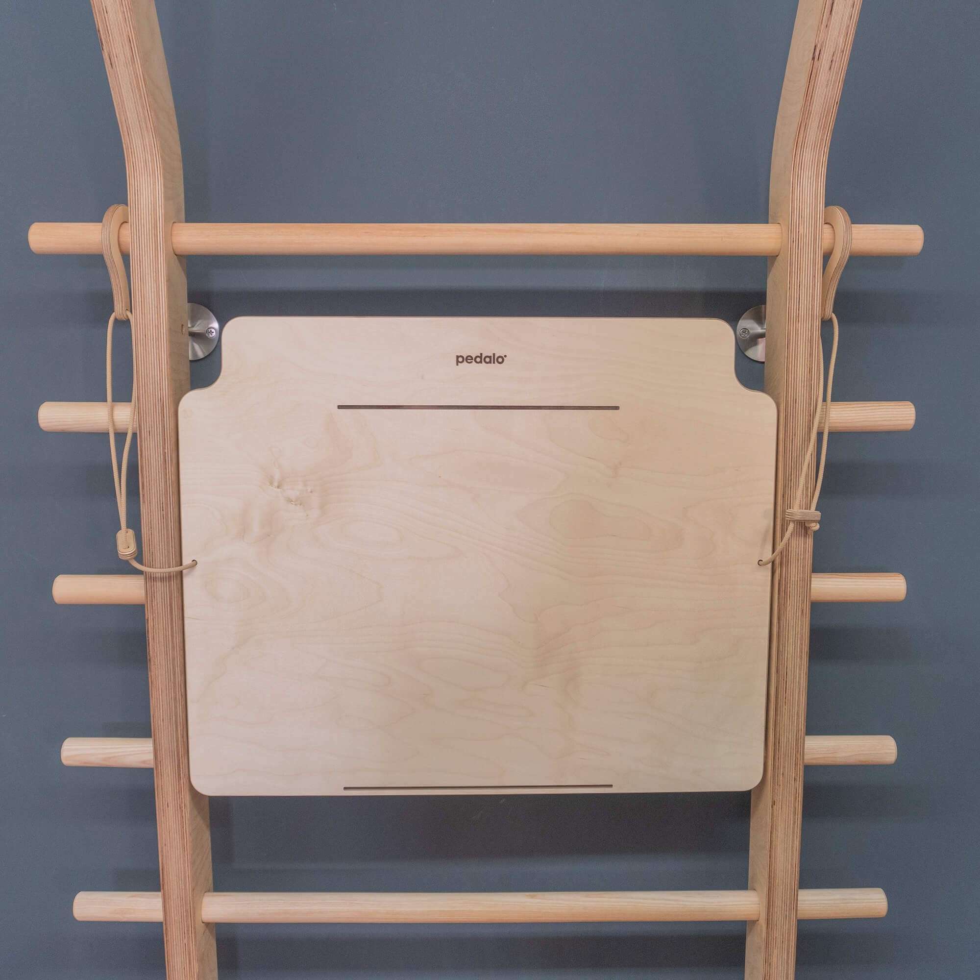 pedalo® Sprossenwand Tisch Ablage als Sitz- und Stehtisch verstellbar für Sprossenwand, (universell passend), Stufenlose Winkeleinstellung der Arbeitsfläche