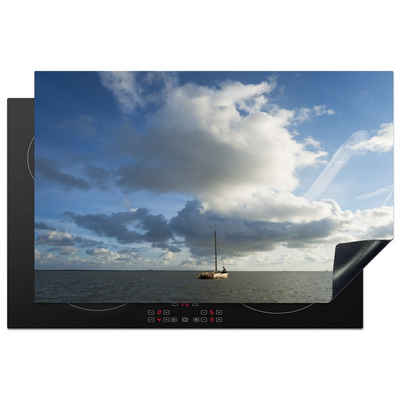 MuchoWow Herdblende-/Abdeckplatte Ein Segelboot auf dem Wasser vor Ameland, Vinyl, (1 tlg), 81x52 cm, Induktionsschutz, Induktionskochfeld, Ceranfeldabdeckung