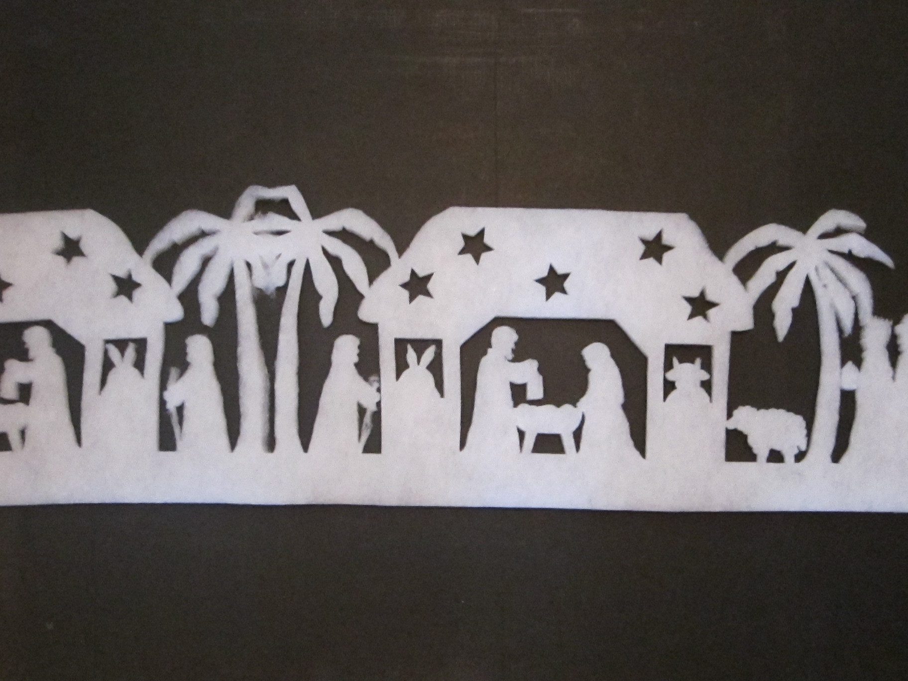 Erwin Hennecken GmbH Fensterdekoration Winterdeko KRIPPEN-GIRLANDE. 200x25cm. Aus SCHNEEWATTE, 2cm dick.