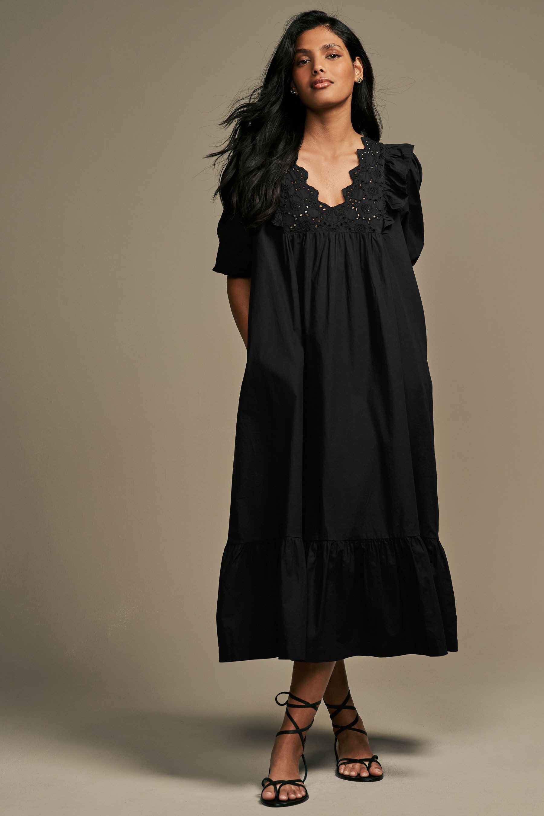 Volantkleid Laura Ashley Kleid mit Lochspitze und Rüschen