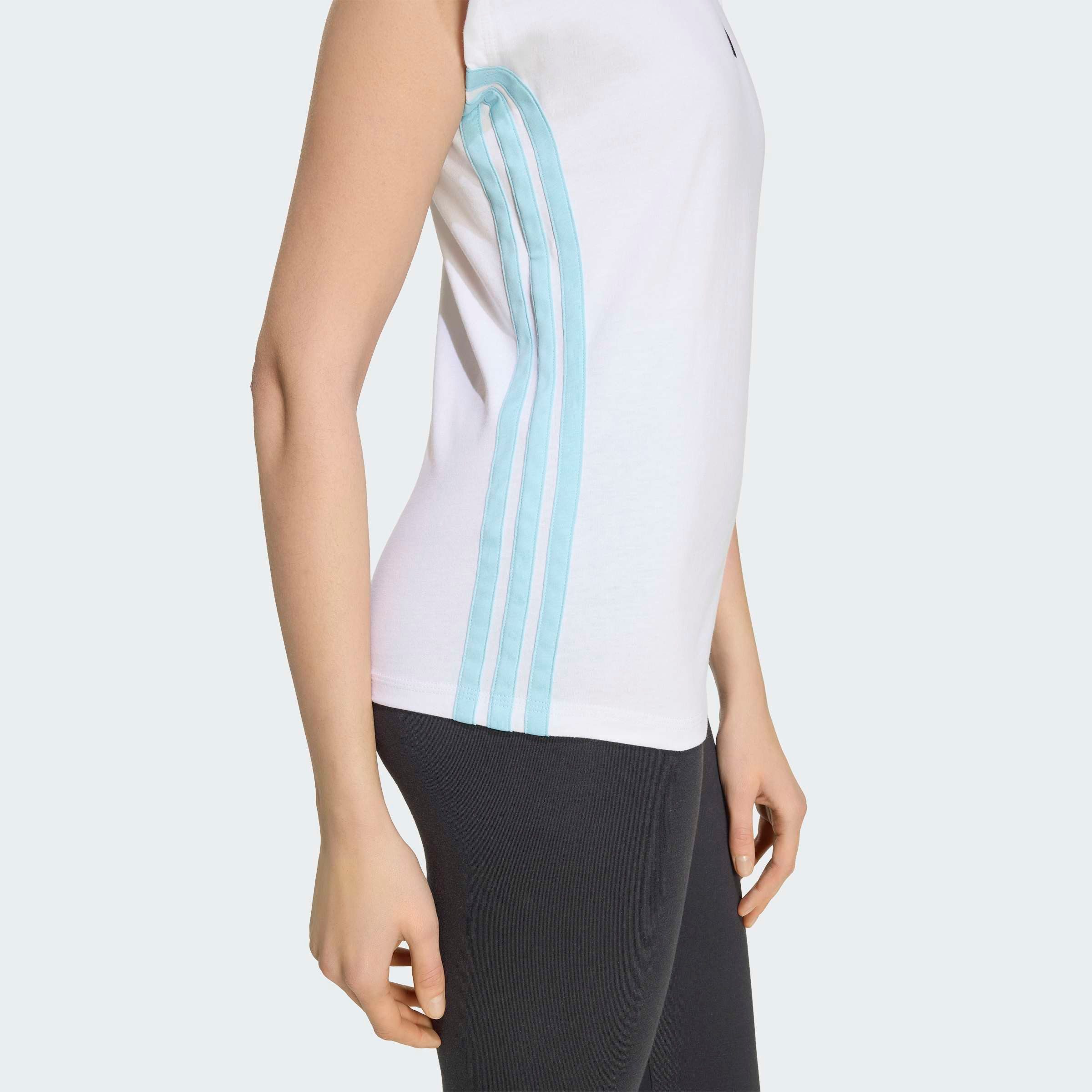 adidas Sportswear T-Shirt ESSENTIALS 3-STREIFEN SINGLE JERSEY sportlicher Stil, in normaler Länge, mit Rundhalsausschnitt – Bild 3 von 5