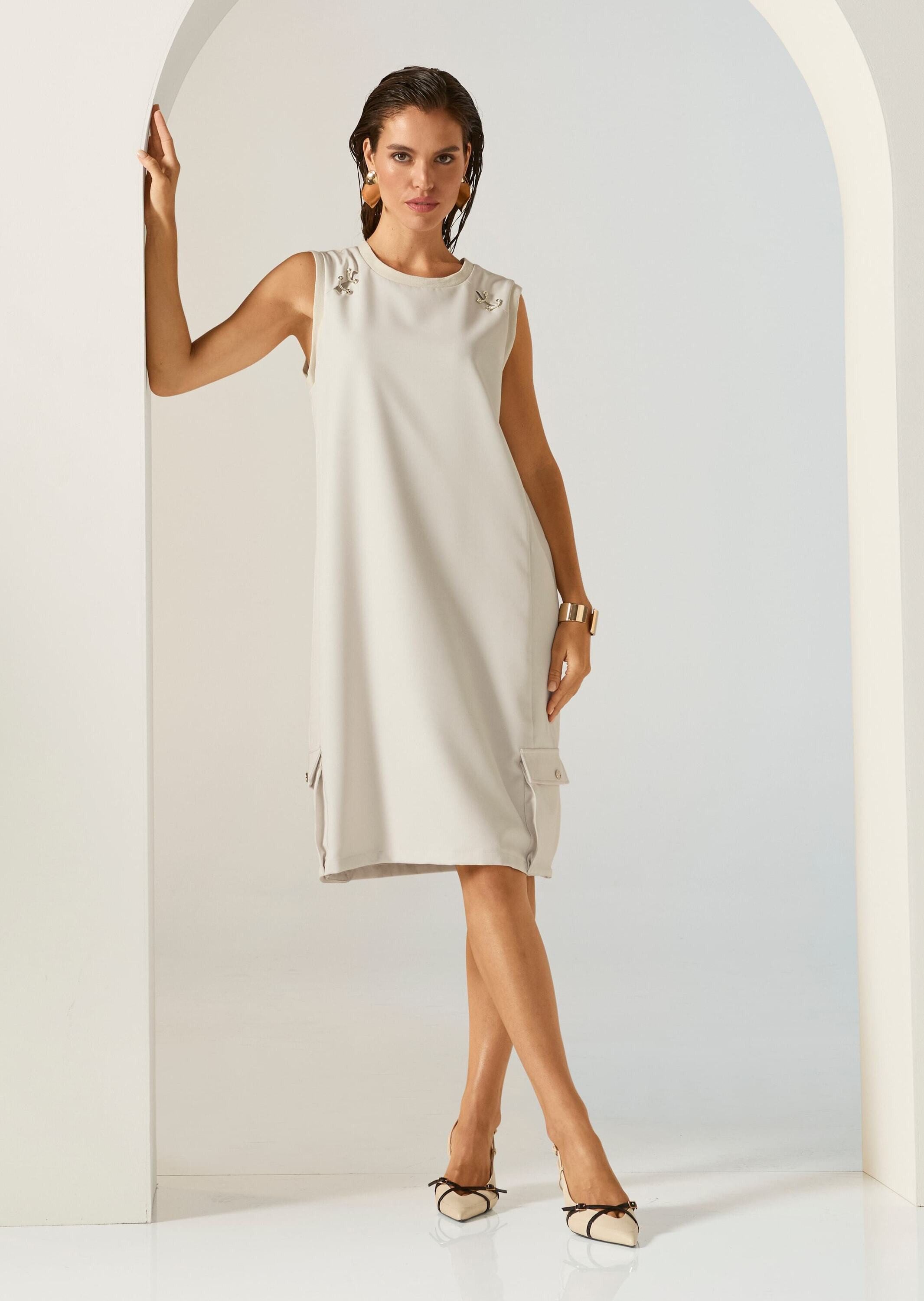 MADELEINE Midikleid Midikleid mit Schmuckelementen Sommerkleid mit Rundhals, Cargo-Taschen, Knielänge und ohne Arm