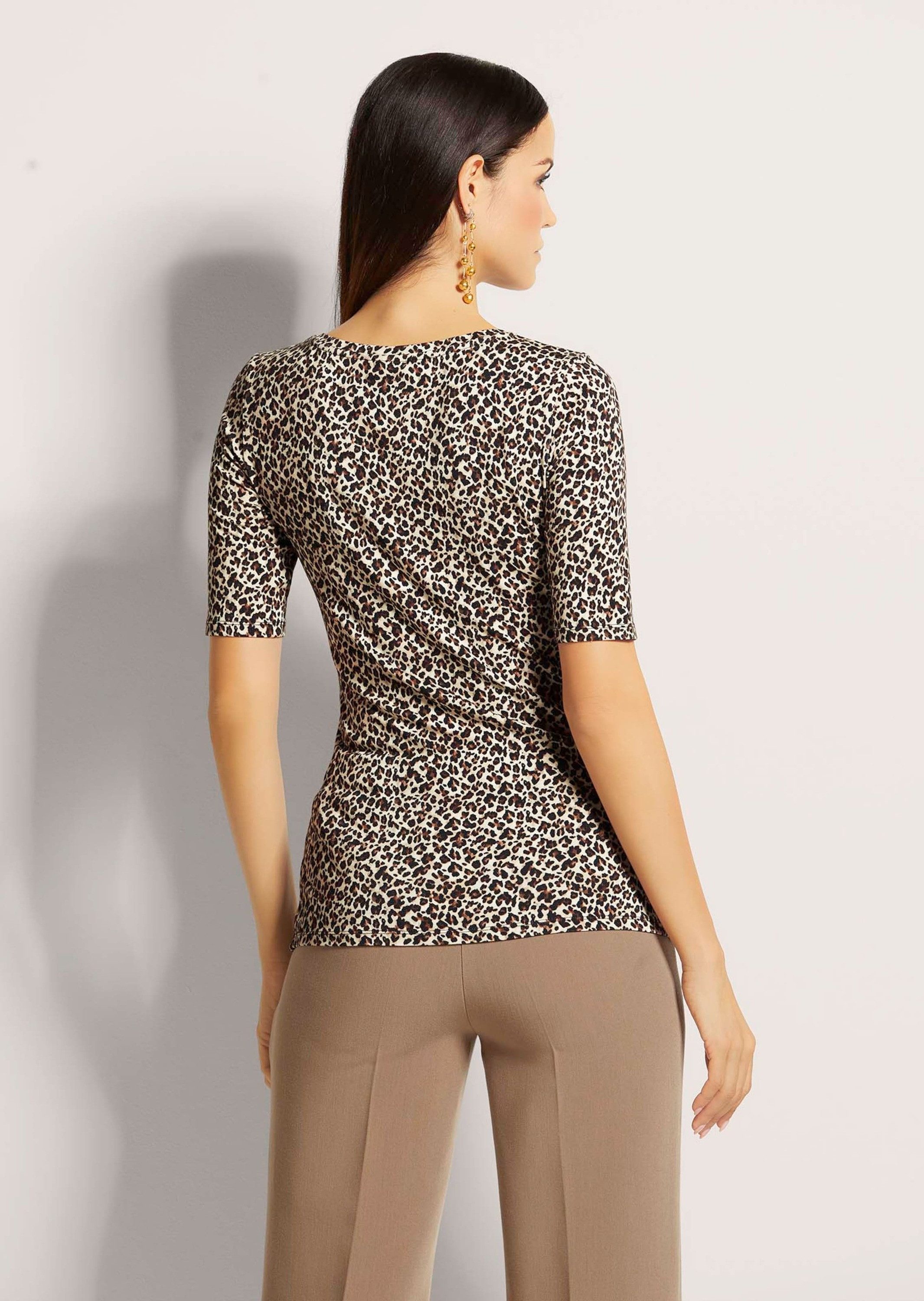MADELEINE Kurzarmshirt Halbarmshirt mit Animal-Print Leicht tailliertes Shirt mit Rundhalsausschnitt, Halbarm, Leo-Muster