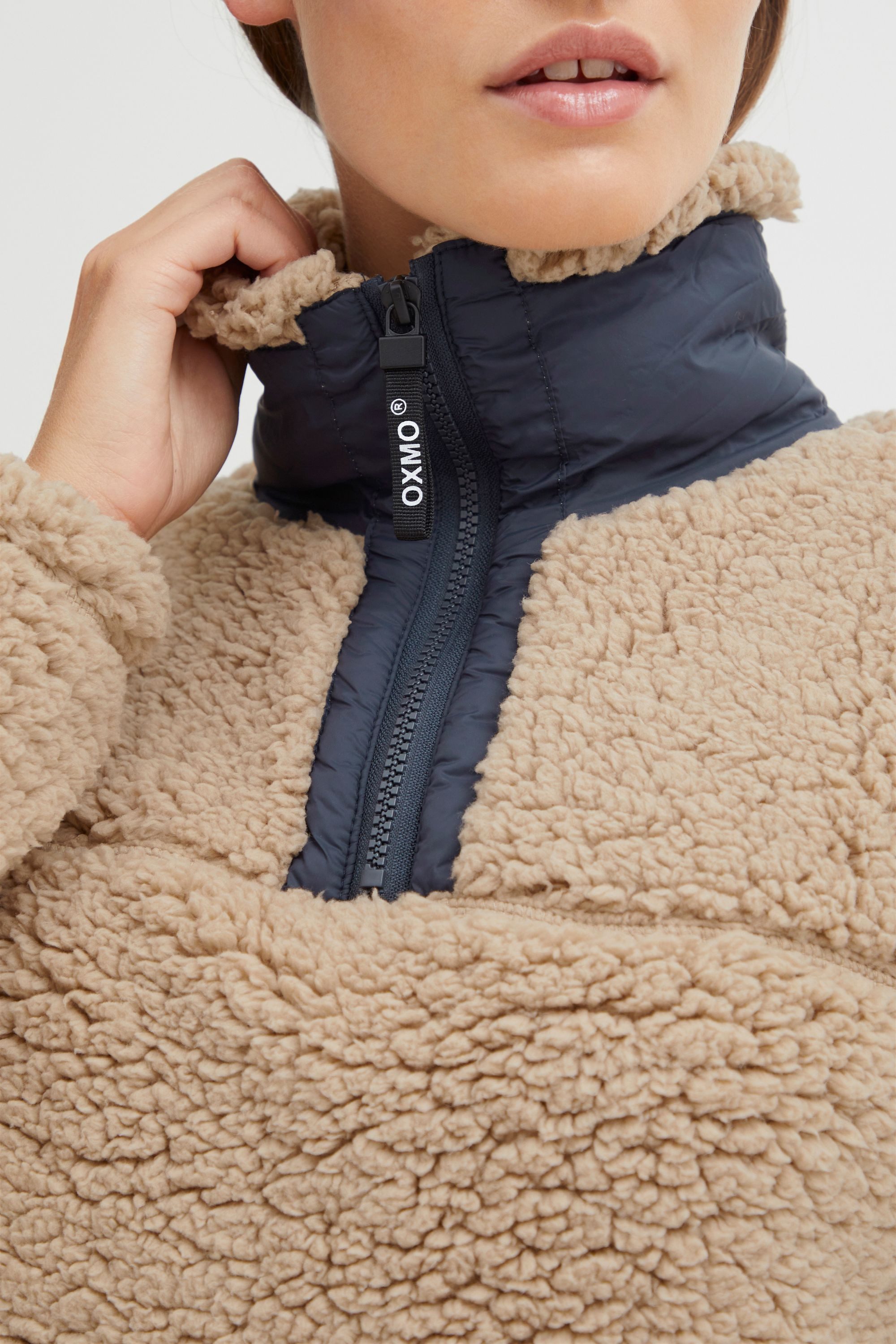 OXMO Troyer OXElina Teddypullover mit Stehkragen – Bild 4 von 5