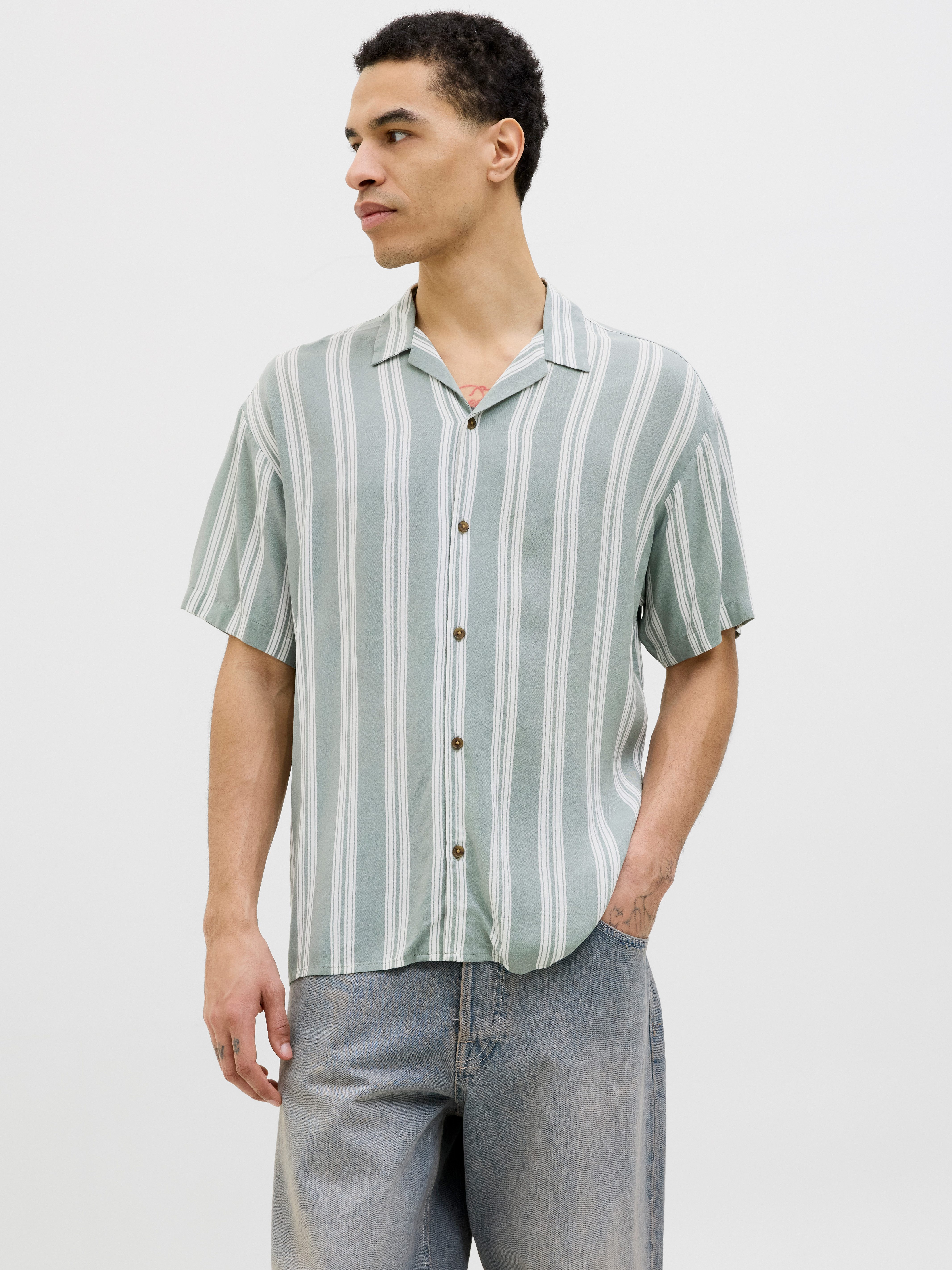 Kurzarmhemd JJEJEFF STRIPE RESORT SHIRT SS SN
