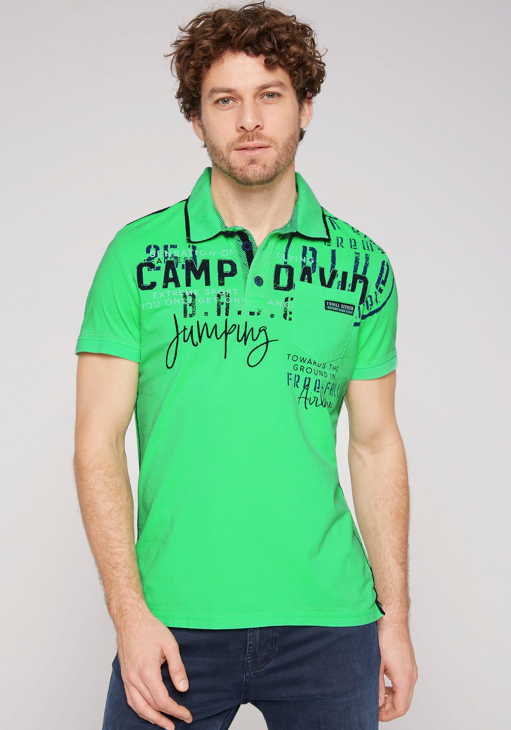green den DAVID CAMP Tapes Poloshirt auf Schultern mit electric