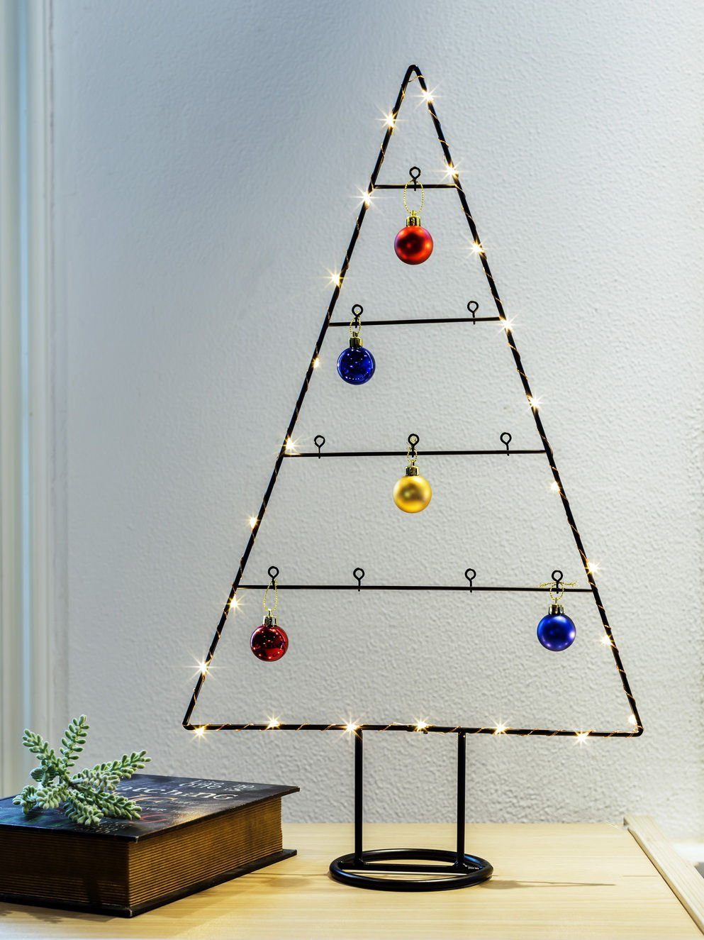 Spetebo Weihnachtskugelständer »LED Metall Tannenbaum Aufsteller«, zum  selbst dekorieren inkl. 5 Christbaumkugeln - Deko Metall Aufsteller