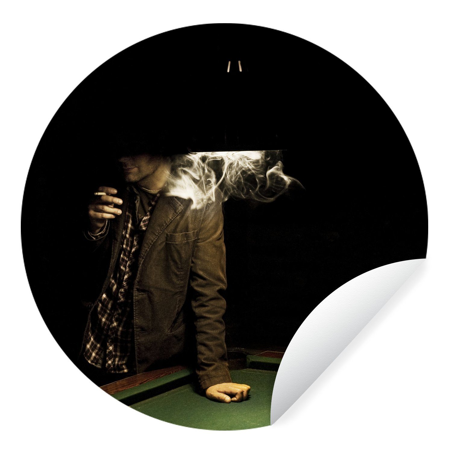 MuchoWow Wandsticker Rauchender Mann über einem Billardtisch in einem Film noir (1 St), Tapetenkreis für Kinderzimmer, Tapetenaufkleber, Rund, Wohnzimmer