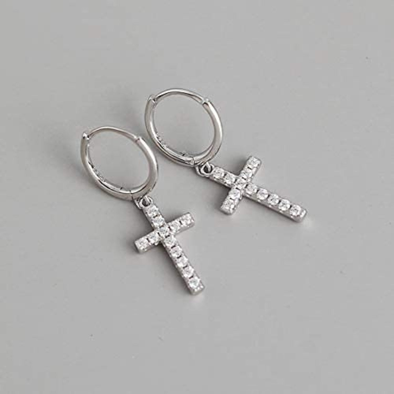 Lisandra Scott Ohrhänger-Set 925 Silber Creolen 14K vergoldet I Kreuz Anhänger Ohrringe mit Steinen, Hochglanz trifft Symbolkraft – 925er Silber mit funkelnden Akzenten