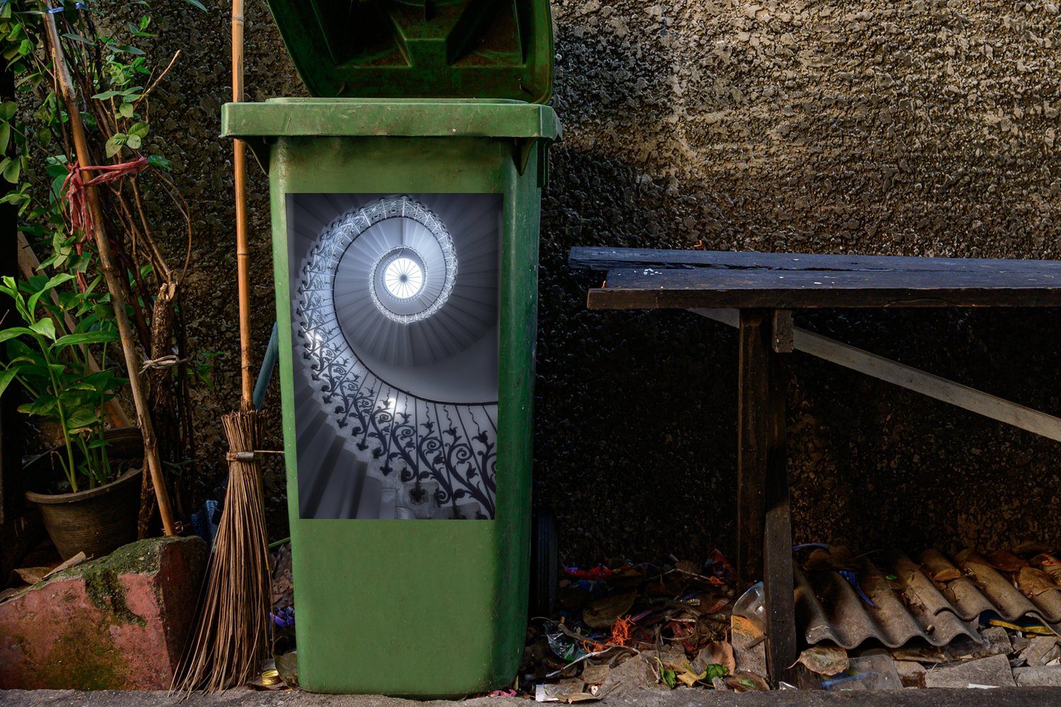 Spirale (1 St), - Mülltonne, MuchoWow Container, Abfalbehälter Treppe Architektur Wandsticker Sticker, Mülleimer-aufkleber, -