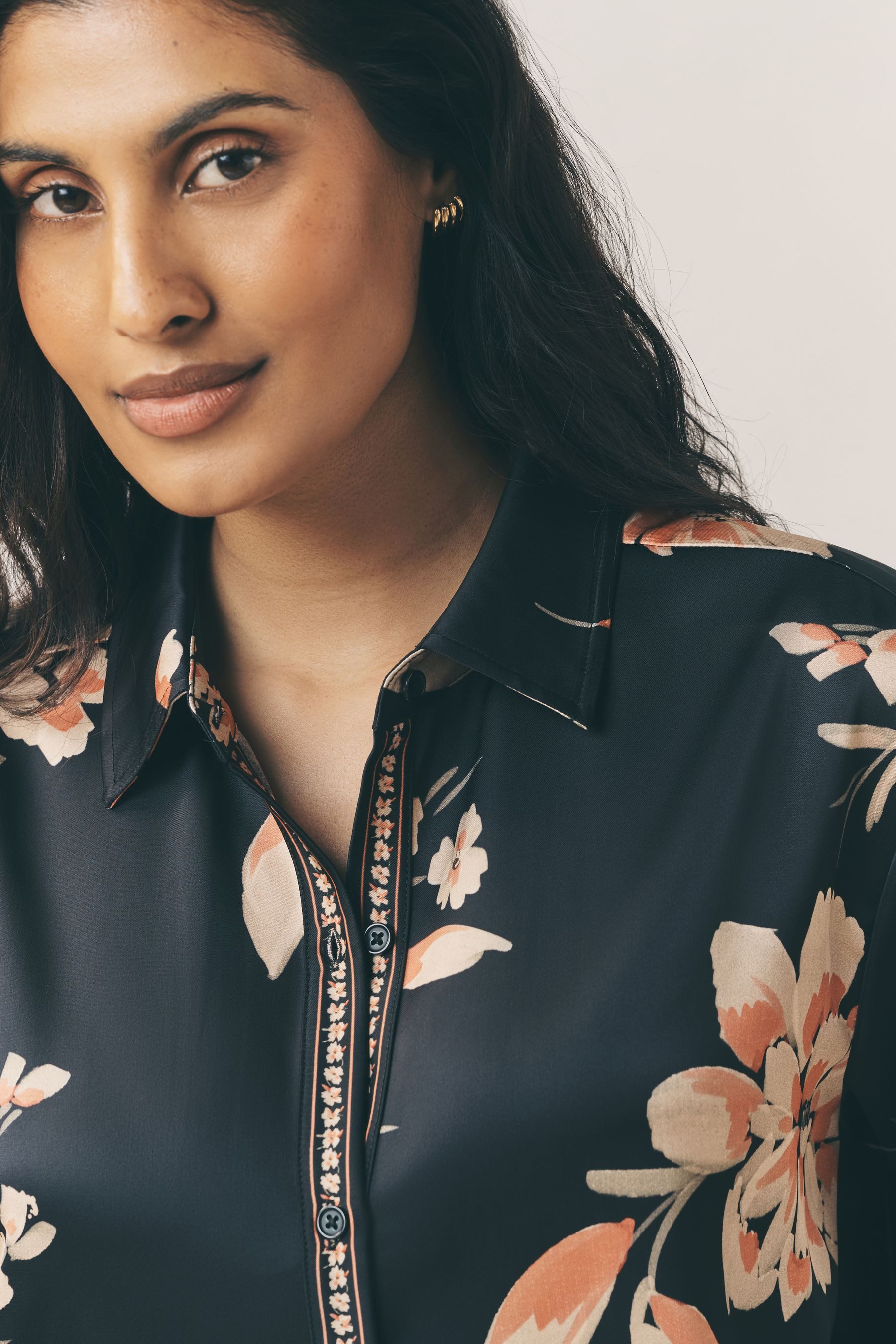 LAURA ASHLEY Langarmbluse Laura Ashley Langärmelige Satinbluse, geblümt (1-tlg)