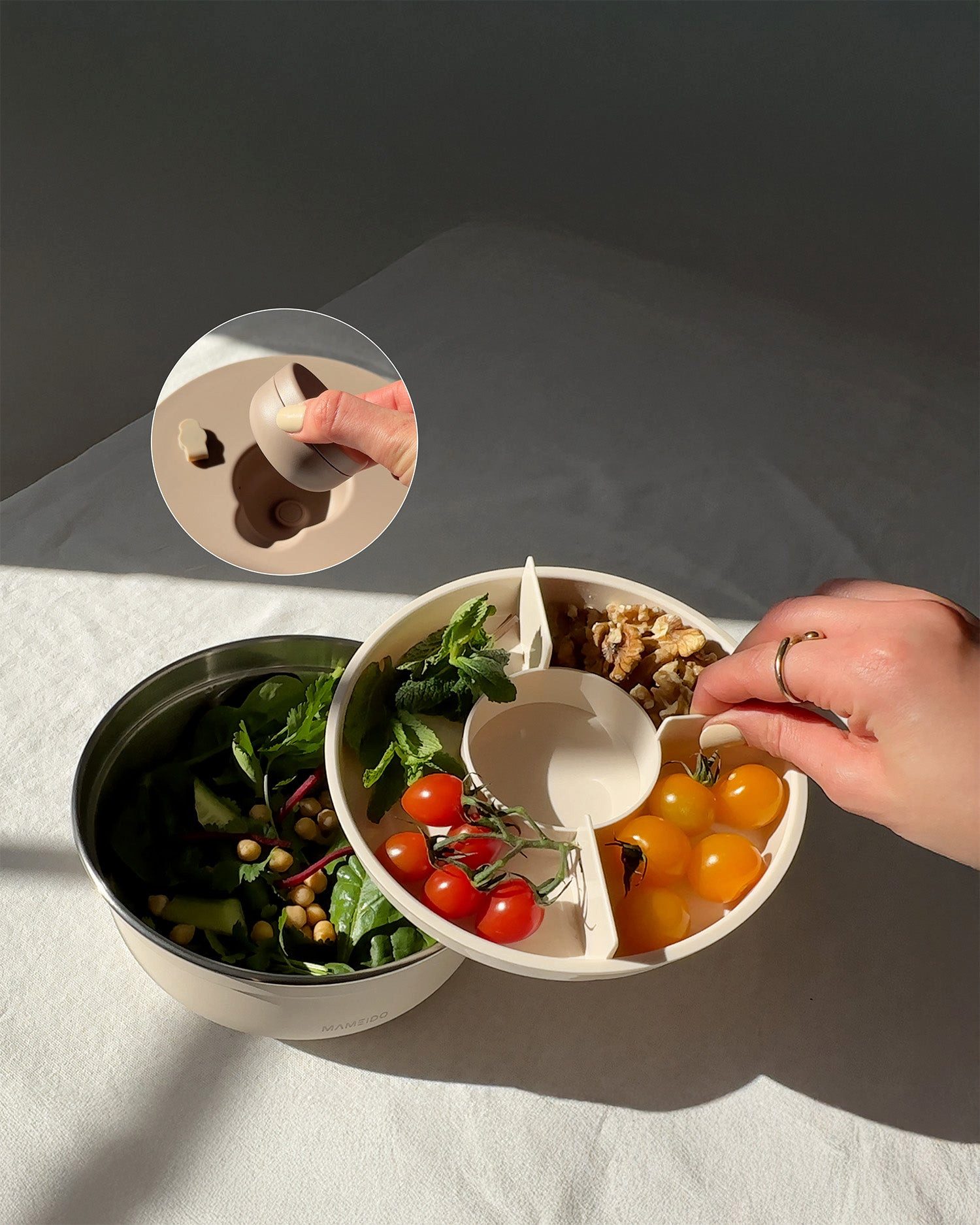 MAMEIDO Salatbox, Edelstahl, Kunststoff, Silikon, to-go mit 3 Fächern & auslaufsicherem Dressingbehälter in 1500 ml