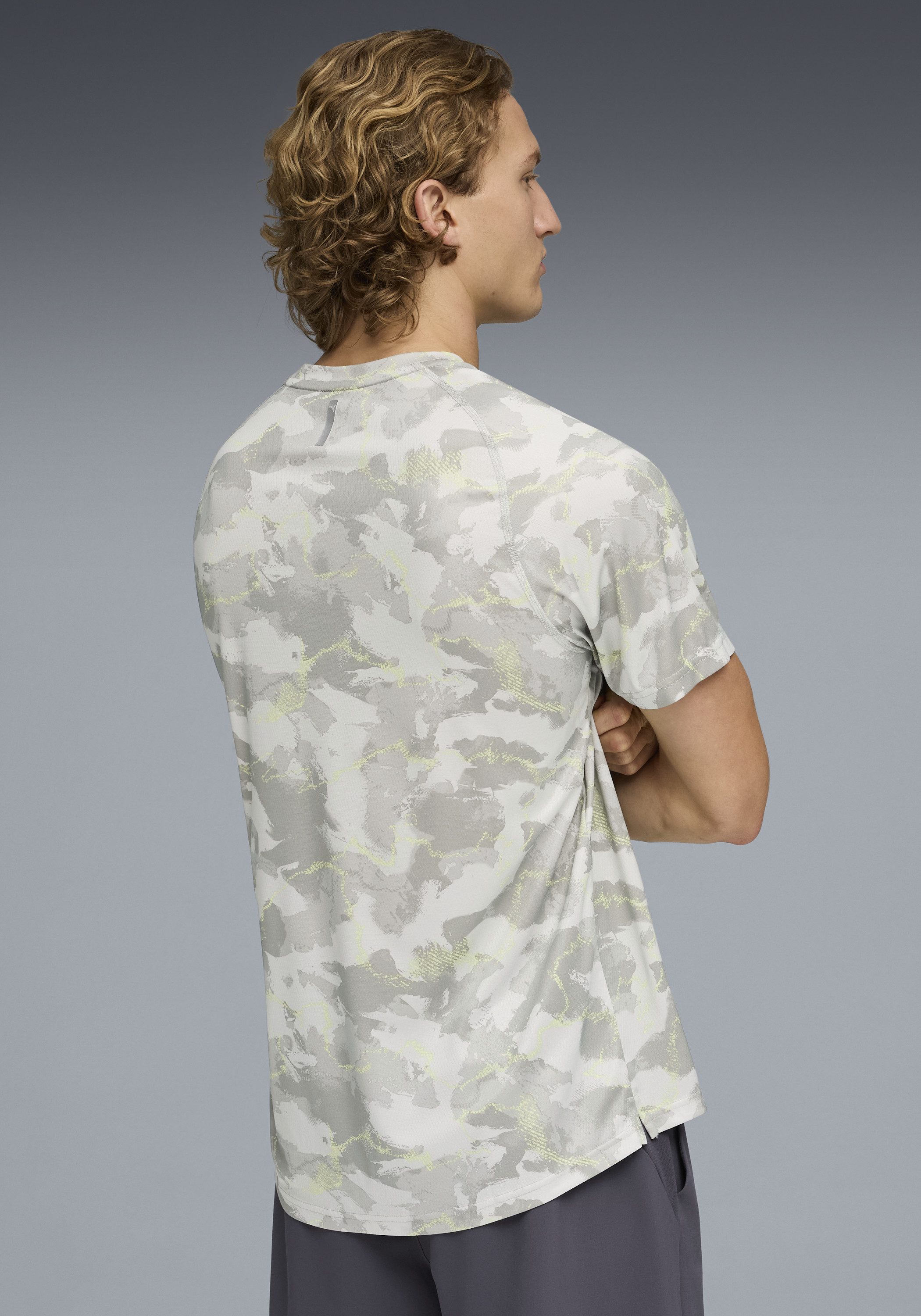 PUMA Trainingsshirt M PWRTRAIN AOP TEE Regular Fit, kurze Ärmel, für Fitness und sportliche Aktivitäten