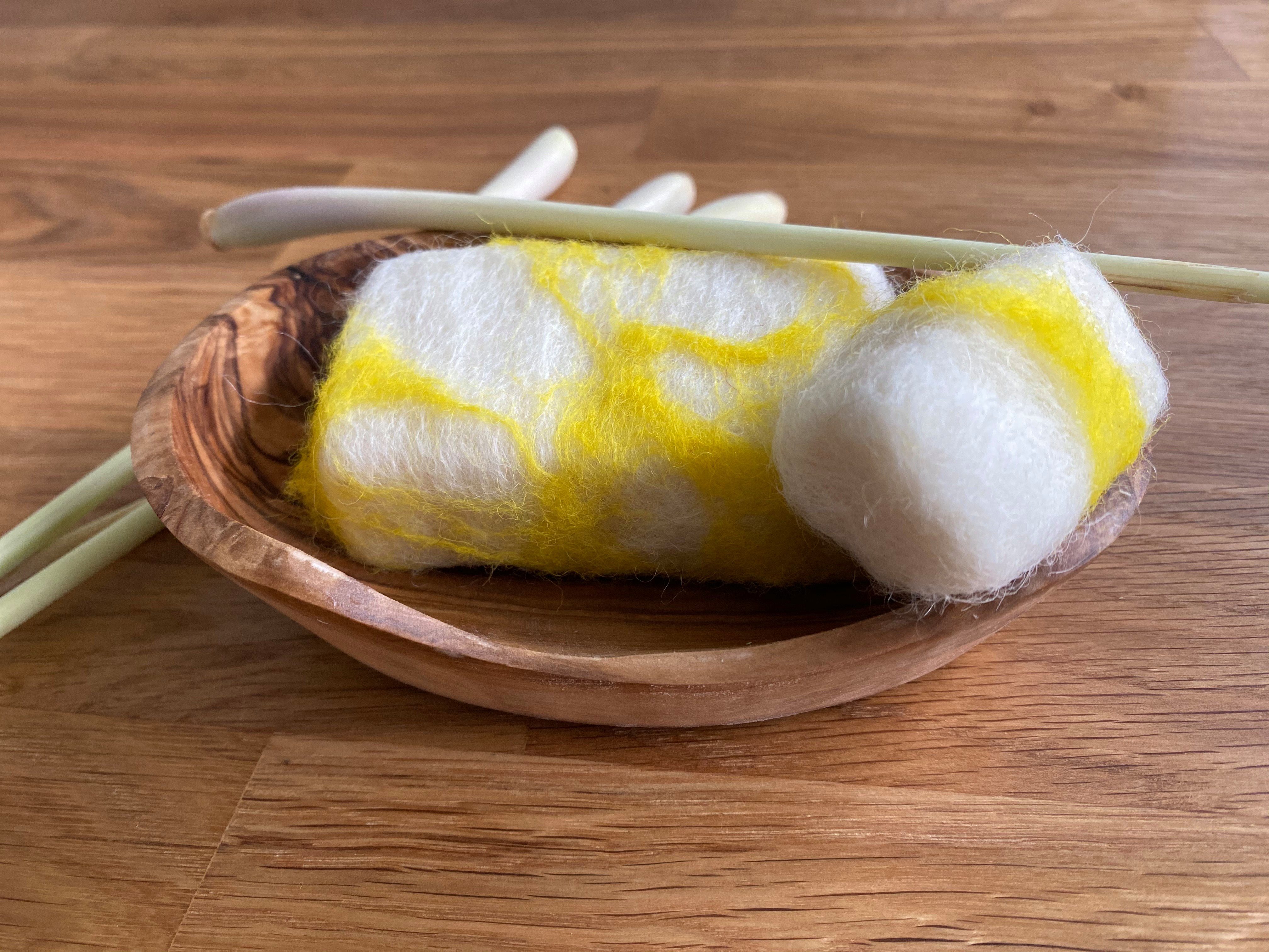 Lemongrass Stückseifen in herkömmliche - 4-mal Naturkosmetik Geschenkidee nachhaltiger Seife zu Filzmantel Bis Bio ergiebiger Soapbrothers 100g, Handseife als Naturkosmetik 1-tlg., Verpackung mit - -