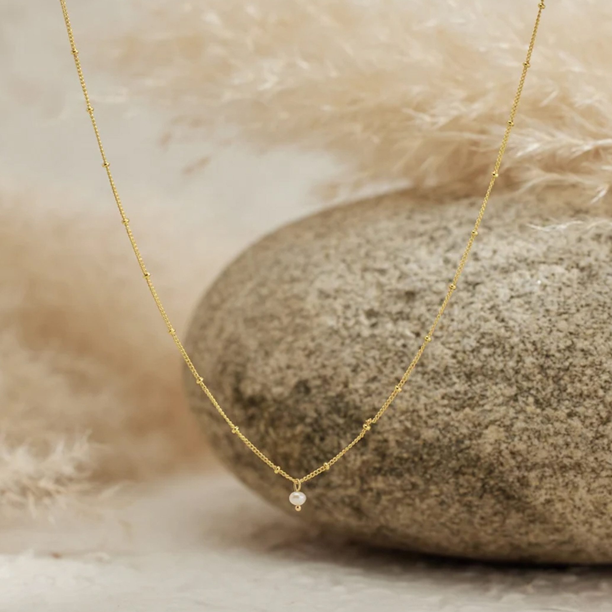 GOLDEN Kette mit Anhänger Minimalistische Gold Perlenkette, Natürliche Perle, zierlicher Choker