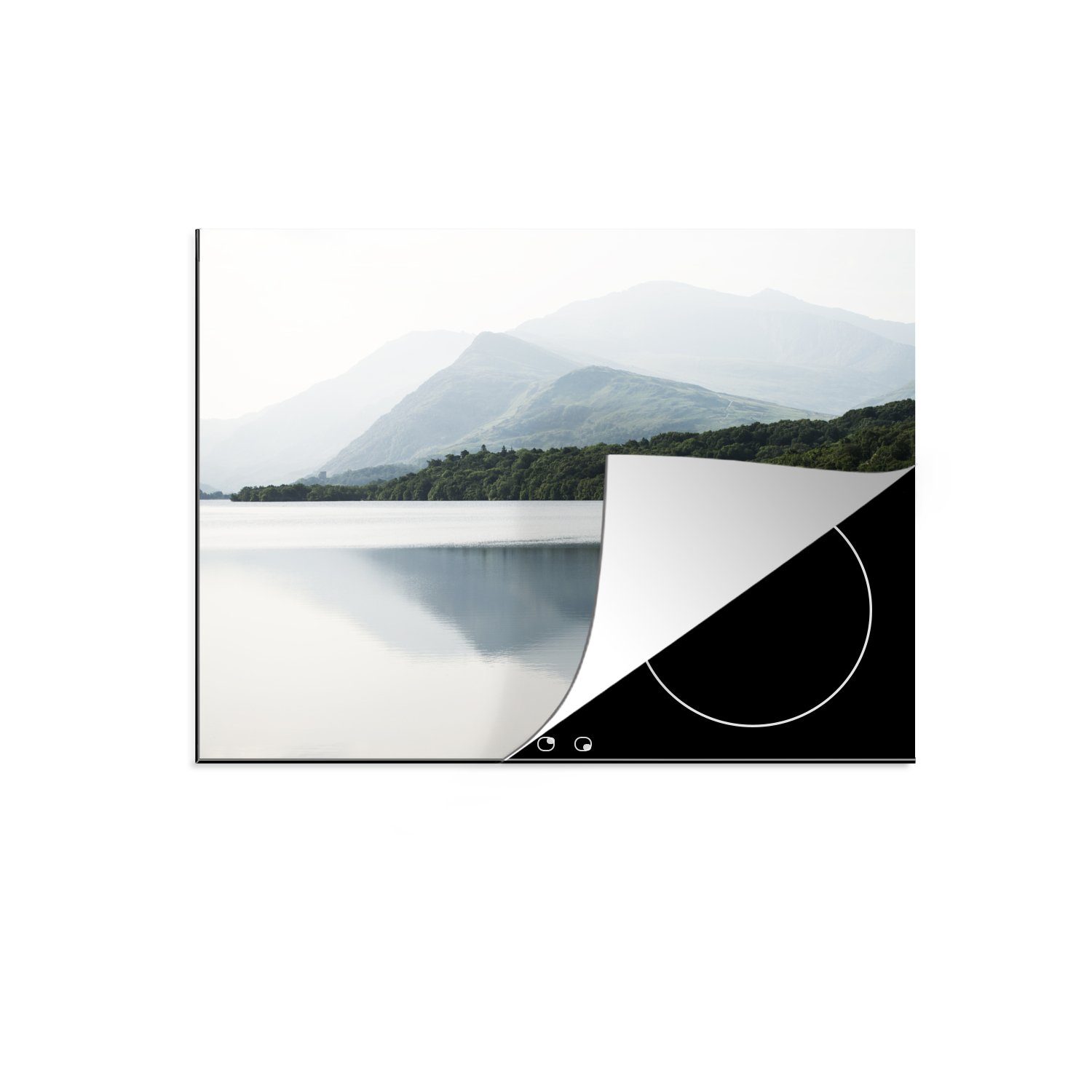 MuchoWow Herdblende-/Abdeckplatte Neblige Berge am See im Snowdonia National Park, Vinyl, (1 tlg), 71x52 cm, Induktionskochfeld Schutz für die küche, Ceranfeldabdeckung