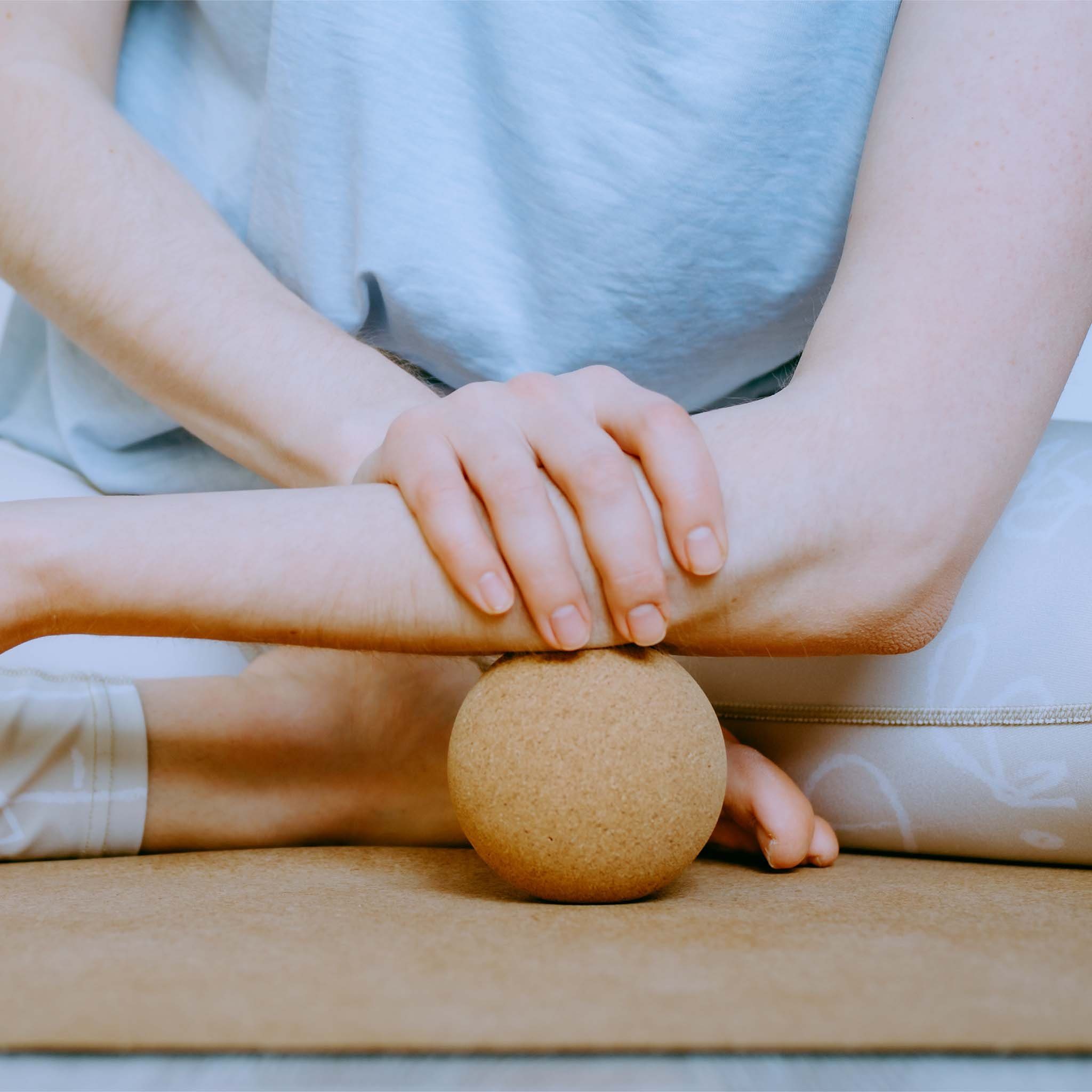 shapevital.de Massageball Faszienball Set aus Naturkork zur Lösung von Muskelverspannungen, Set 2-tlg., nachhaltiges Material, perfekt für Selbstmassage, inkl. Jute Beutel