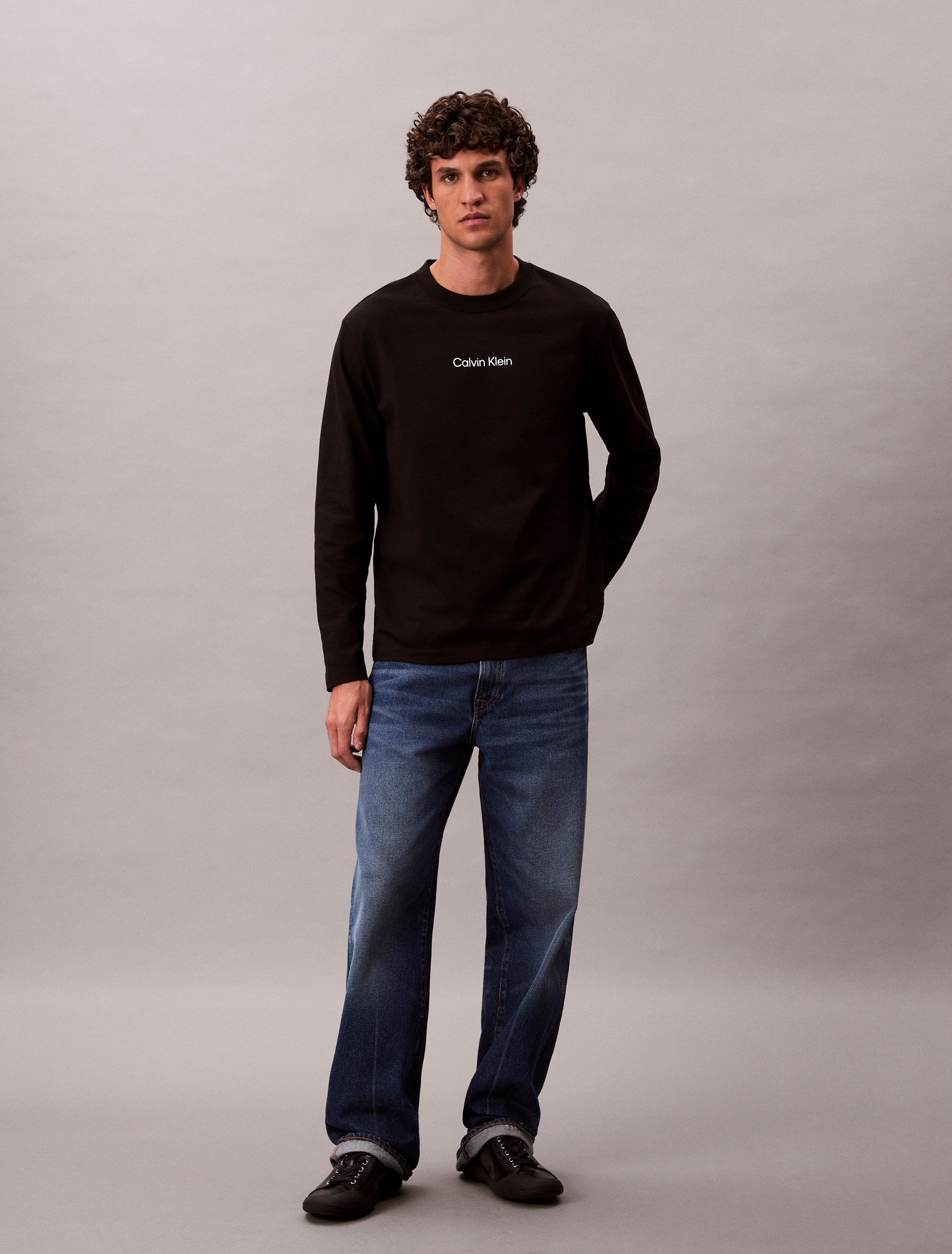 Calvin Klein Jeans Langarmshirt LS RLXD STANDARD LOGO CREWNK TEE Rundhalsausschnitt, relaxed fit – Bild 4 von 5