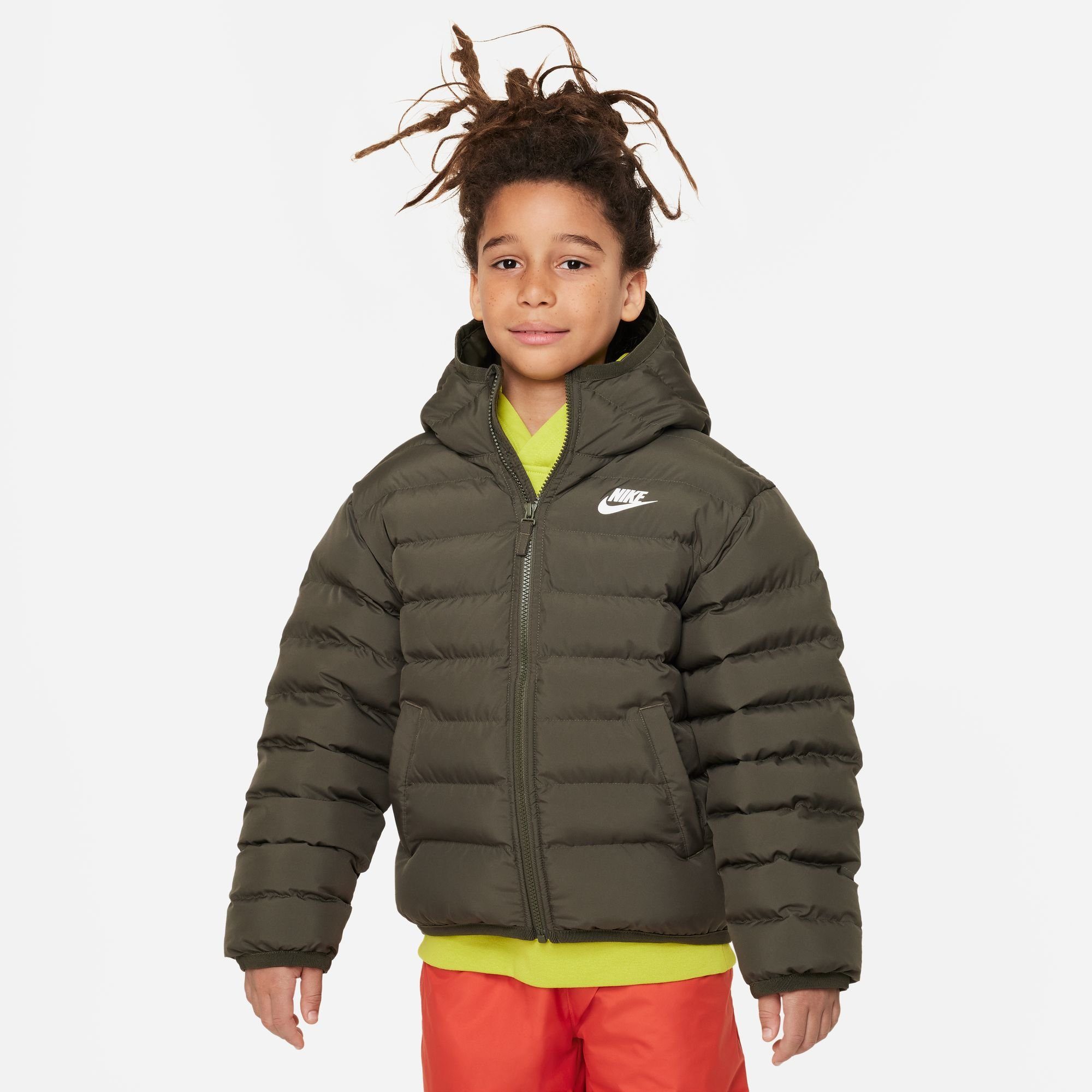 für Outdoorjacke - Kinder HD NSW CARGO KHAKI/CARGO K LOW JKT Nike KHAKI/WHITE Sportswear SYNFL