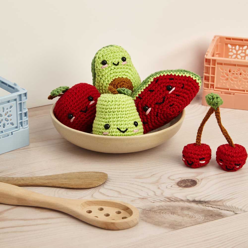 DMC Kreativset DMC Amigurumi Häkelkit "Früchtige Freunde", 6,5x7,5cm, (embroidery kit by Marussia)