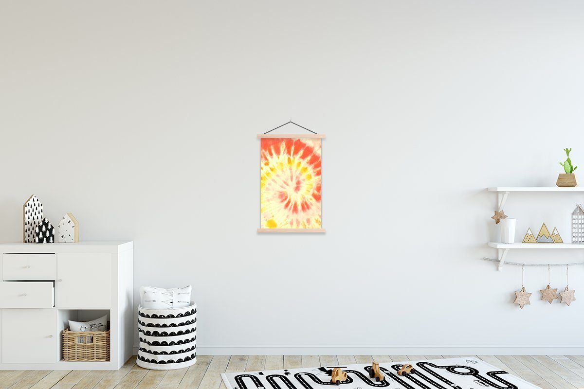 MuchoWow Poster Krawattenfärbung - Rot - Gelb, (1 St), Posterleiste, Textilposter für Wohnzimmer, Bilderleiste, Magnetisch
