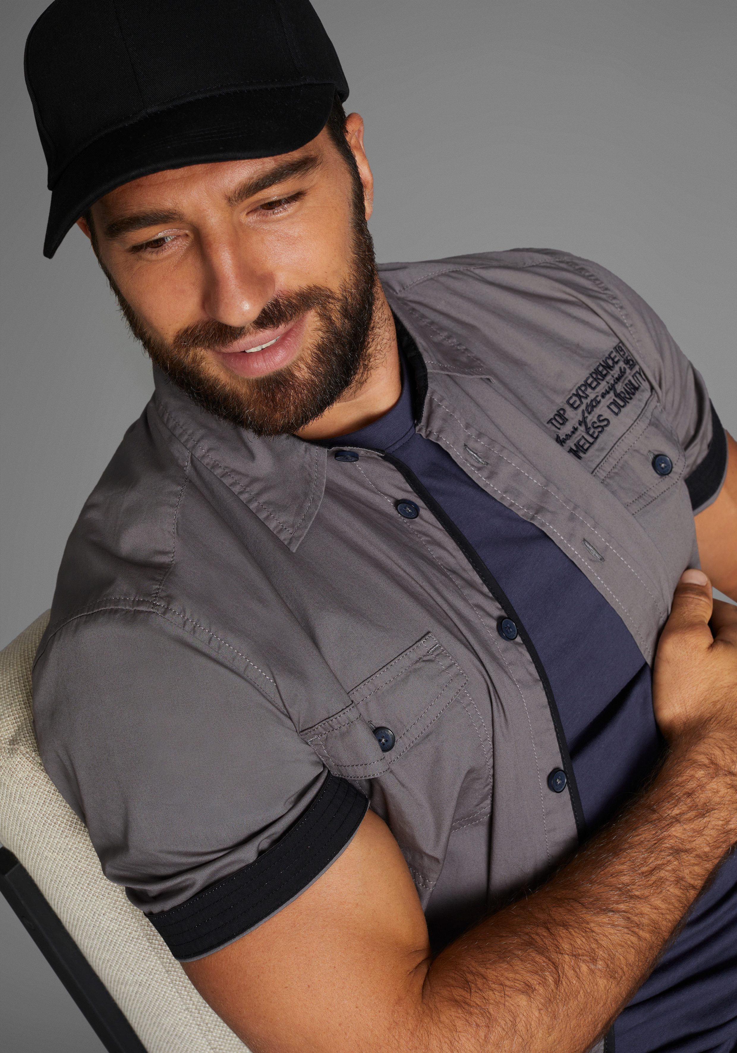 Man's World Kurzarmhemd mit kontrastfarbener Stickerei